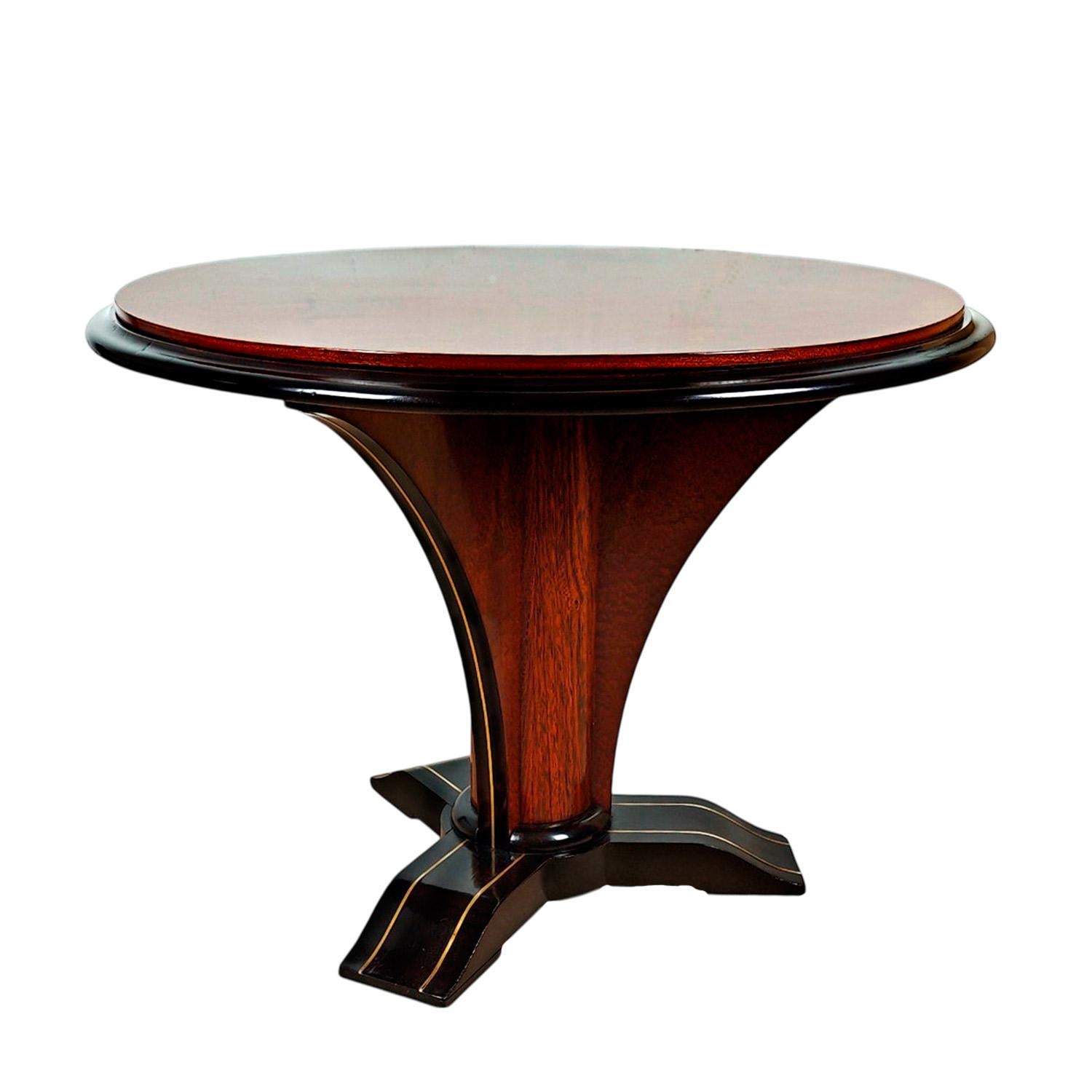 Art Deco side or center tripod table, solid mahogany partially stained with dappled mahogany veneer and polished brass fillet decoration on the base. French polish. Very fine quality.

In the style of Jules Leleu

France 1930