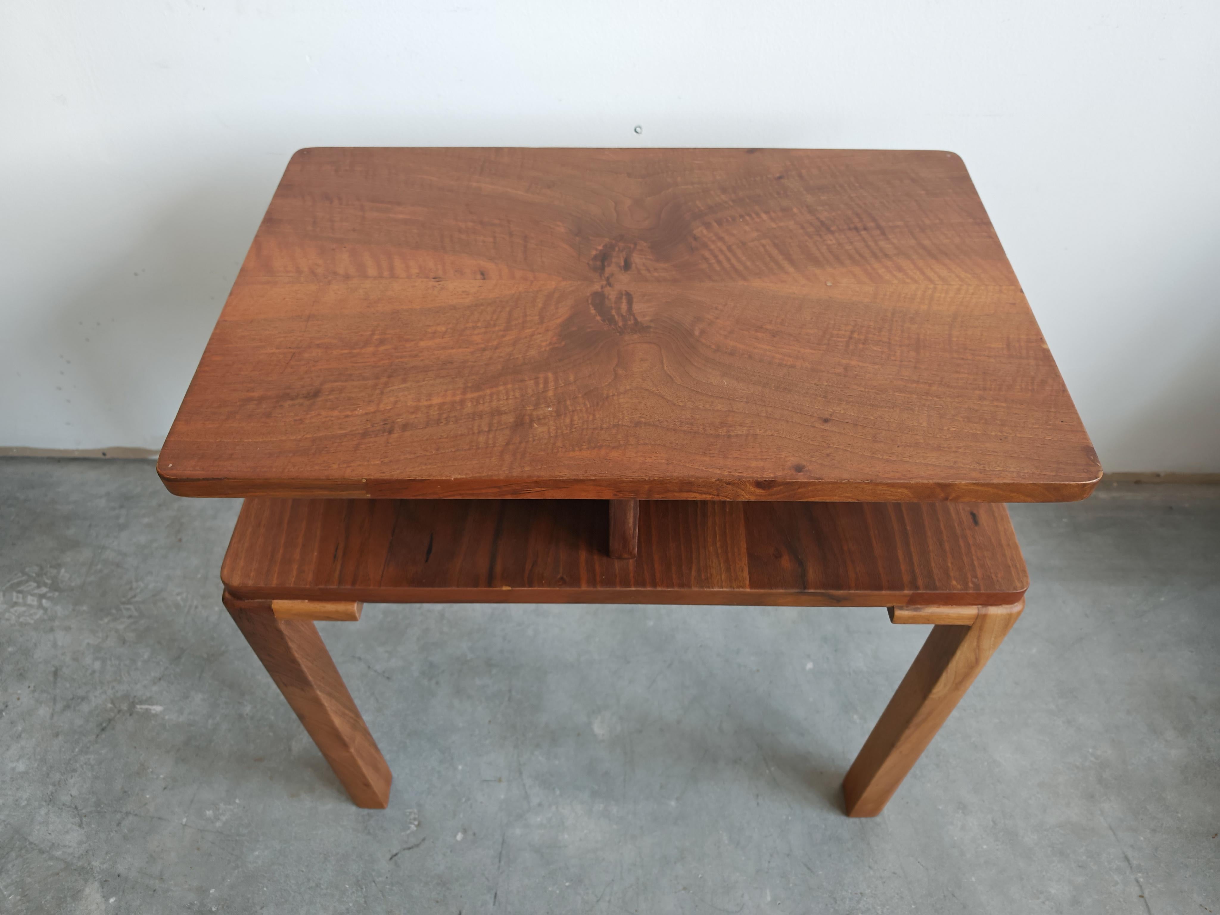 Art Deco Side or Occasional Table in walnut, fully refurbished, Austria 1930s en vente 3