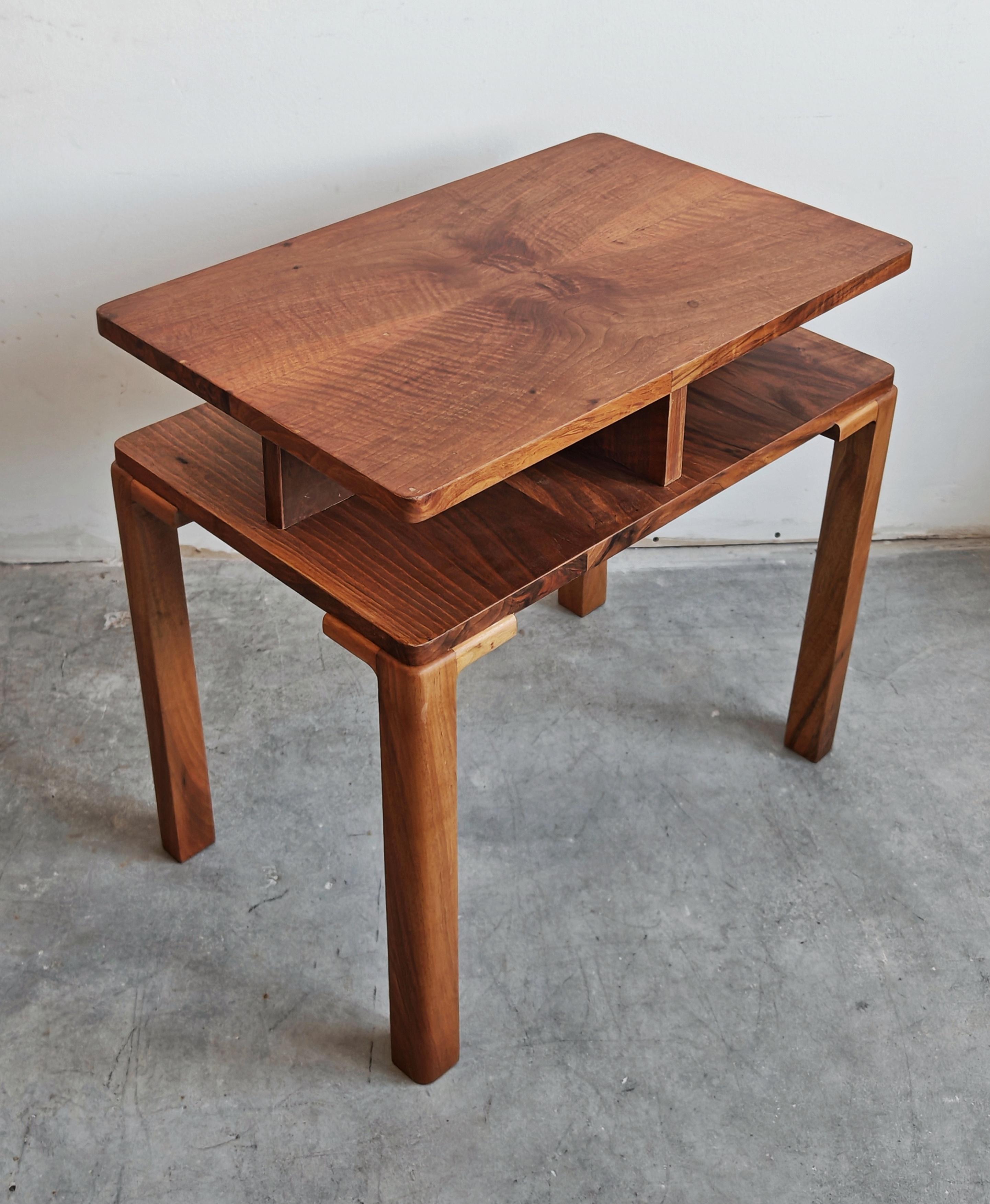 Art Deco Side or Occasional Table in walnut, fully refurbished, Austria 1930s en vente 4