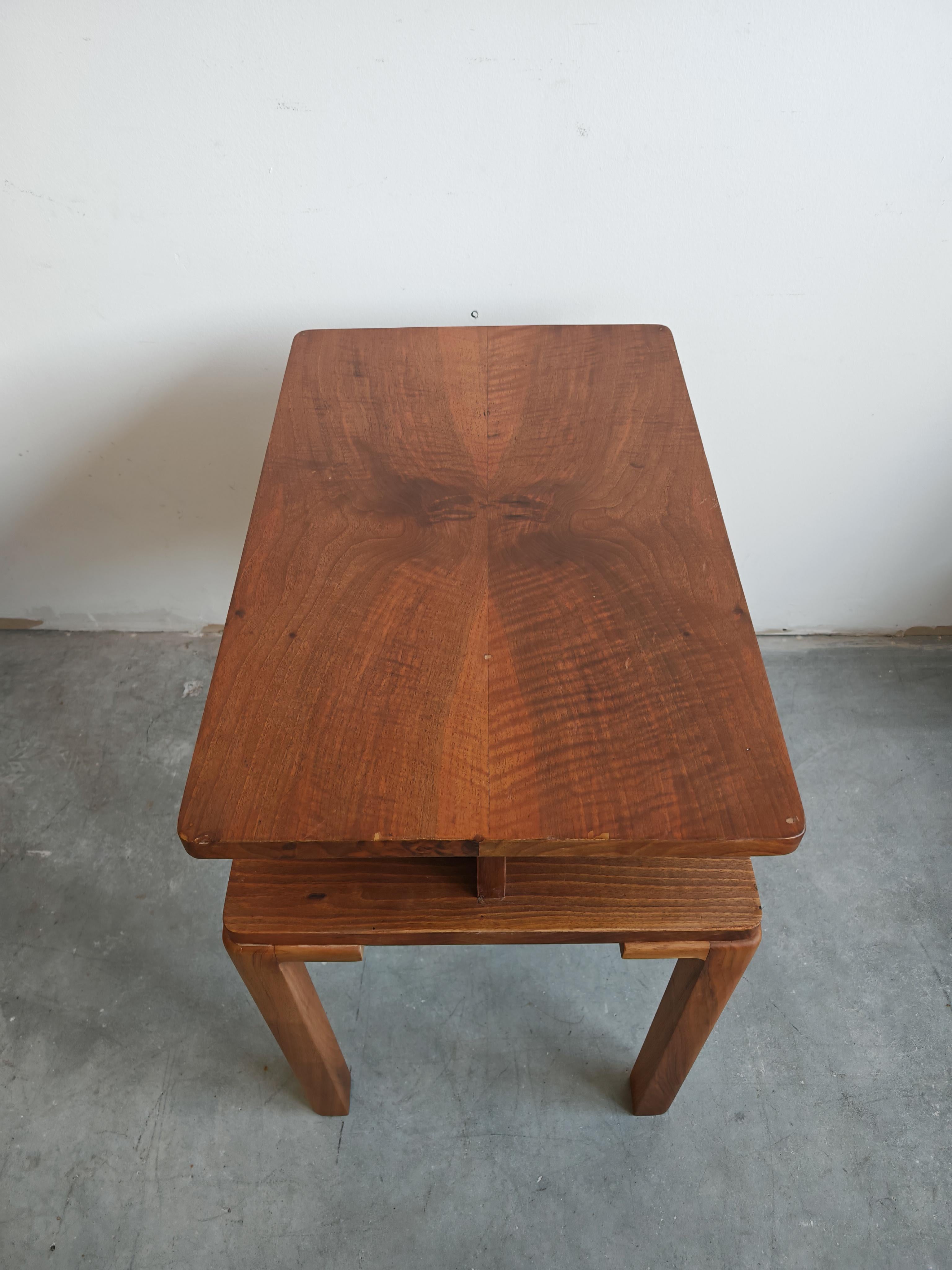 Vous trouverez dans cette annonce une superbe table d'appoint ou d'appoint Art Déco en noyer. Il présente une forme rectangulaire, avec des pieds renforcés et un riche grain de bois. La table est à deux niveaux avec quatre petits compartiments au