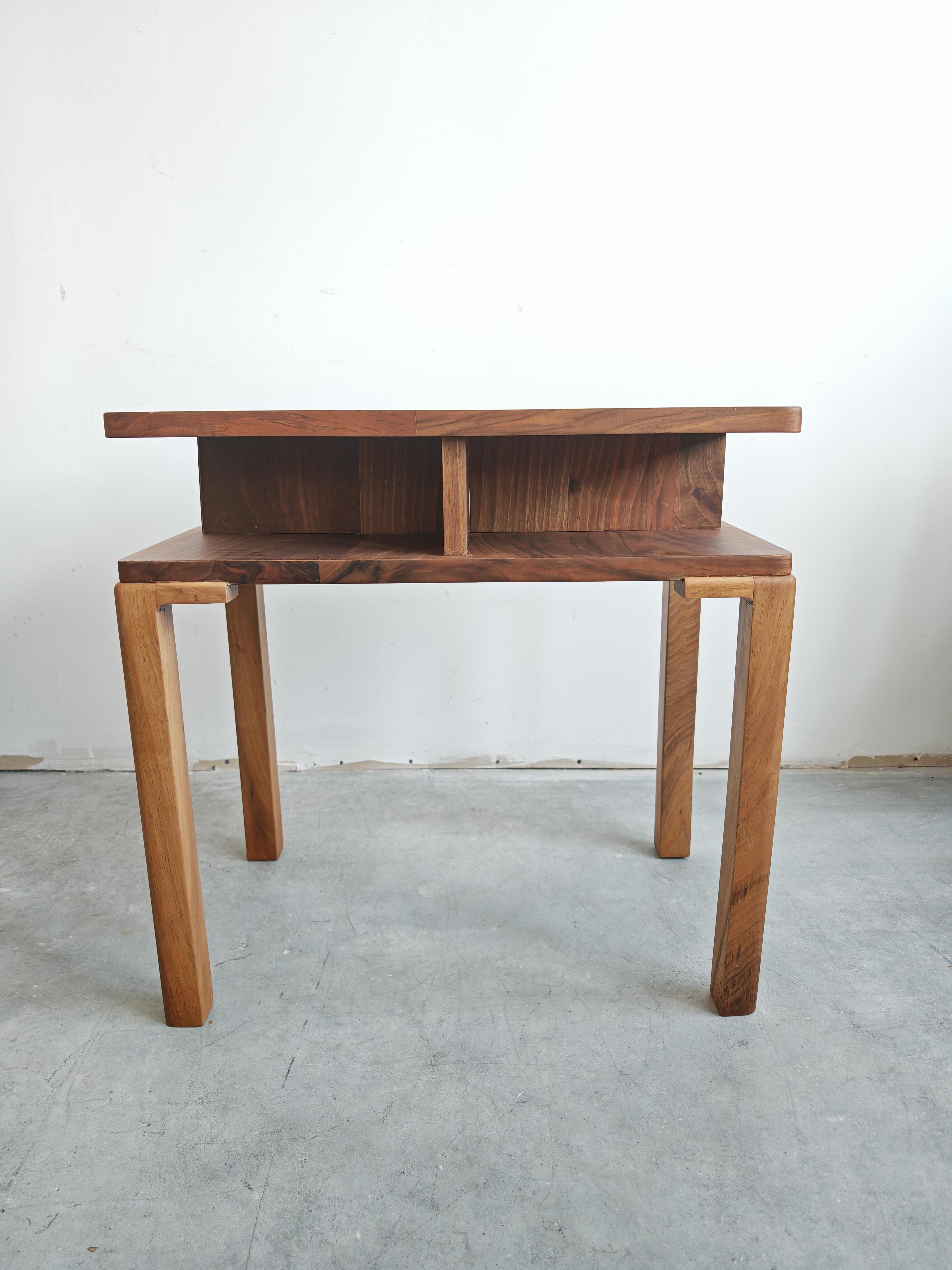 Art déco Art Deco Side or Occasional Table in walnut, fully refurbished, Austria 1930s en vente