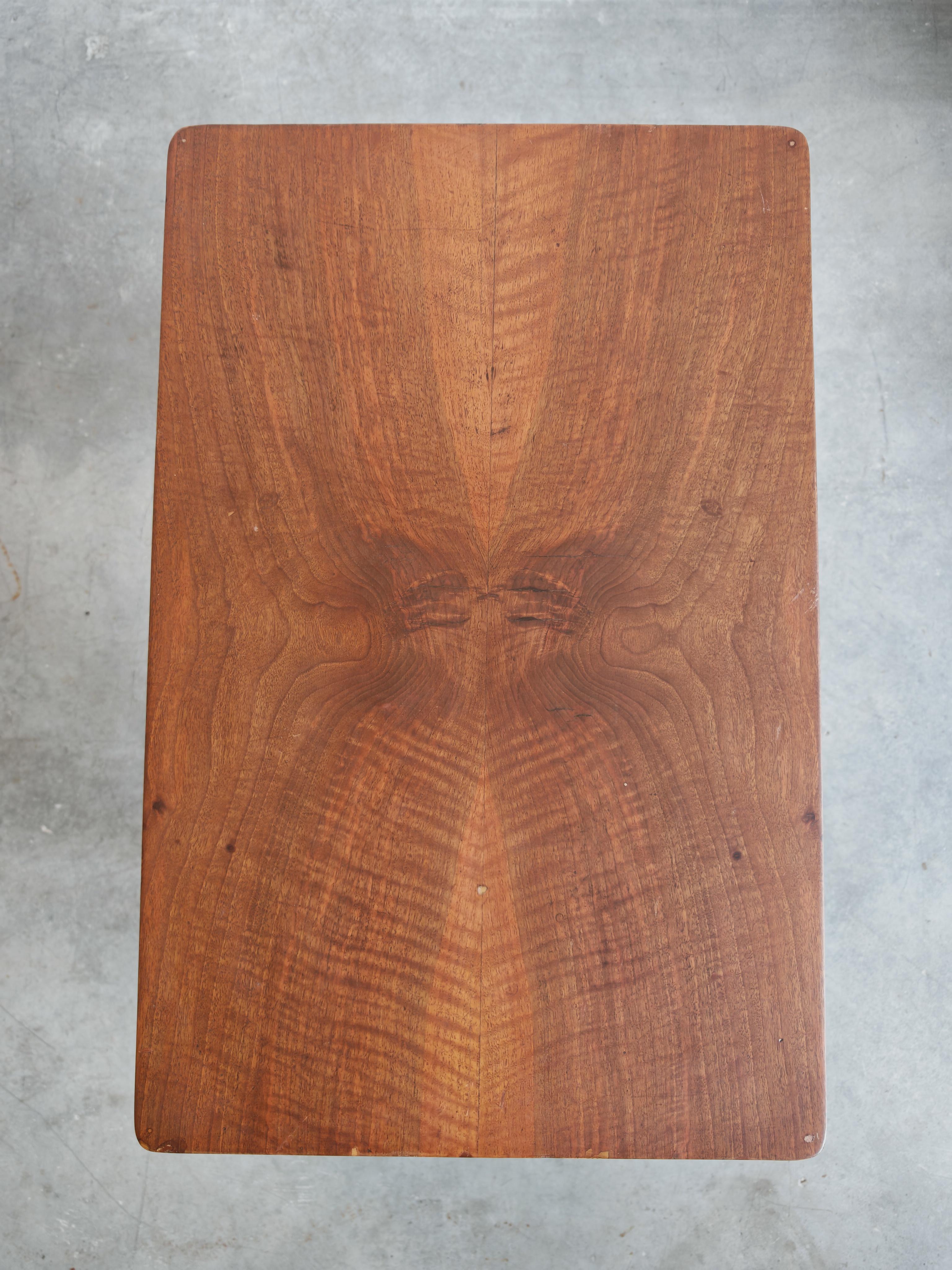 Autrichien Art Deco Side or Occasional Table in walnut, fully refurbished, Austria 1930s en vente