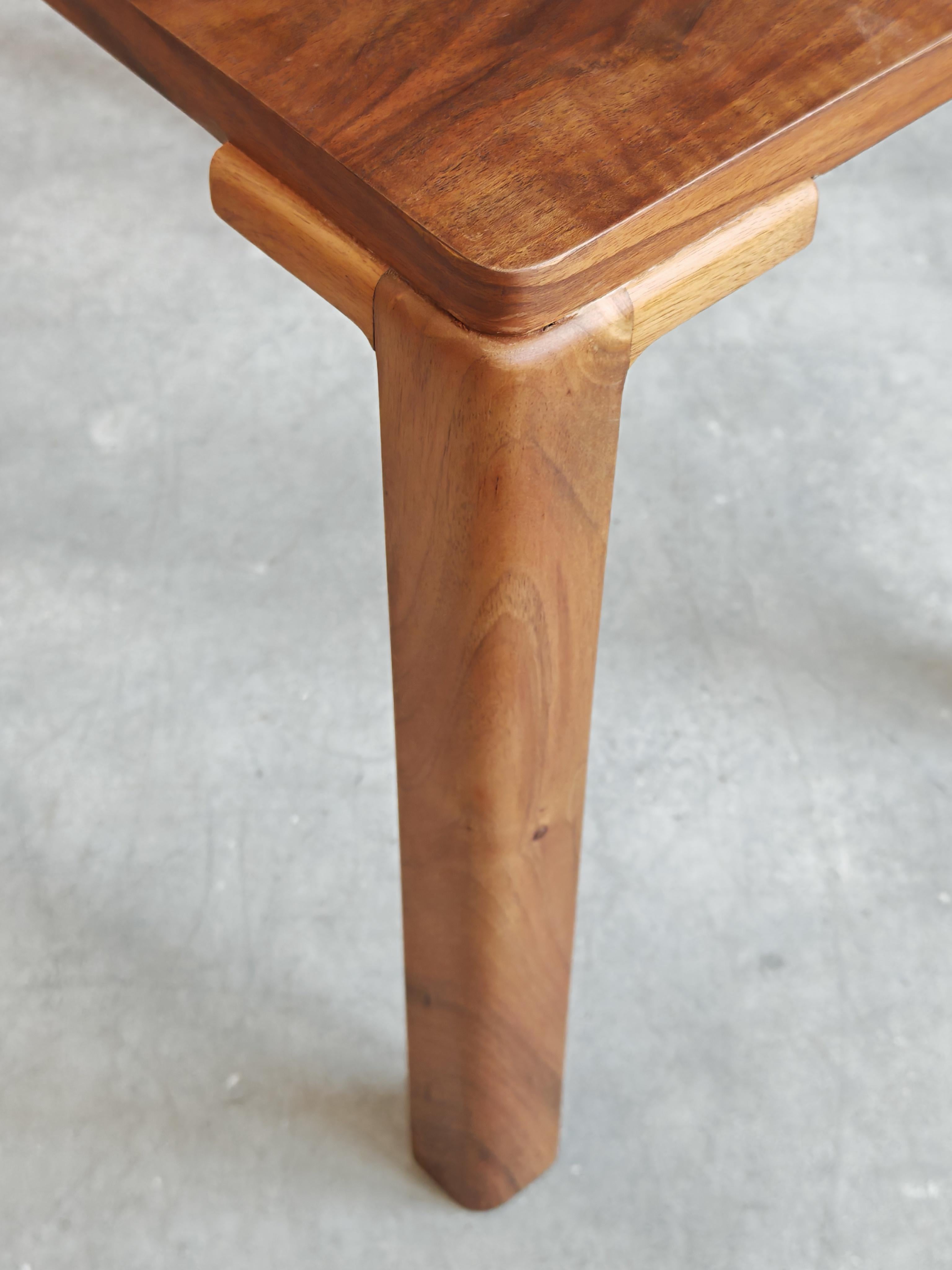 Art Deco Side or Occasional Table in walnut, fully refurbished, Austria 1930s Bon état - En vente à Beograd, RS