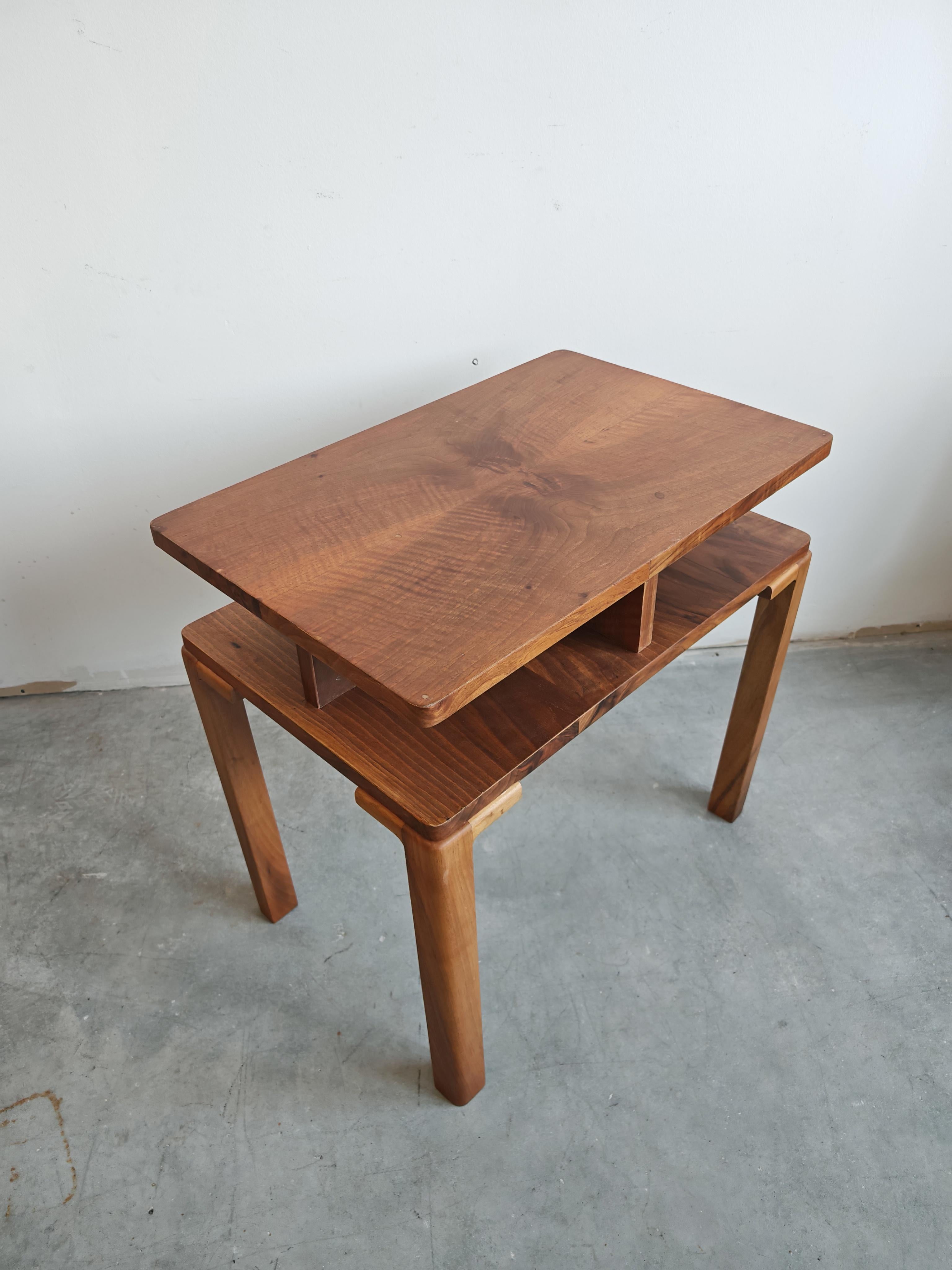 Milieu du XXe siècle Art Deco Side or Occasional Table in walnut, fully refurbished, Austria 1930s en vente