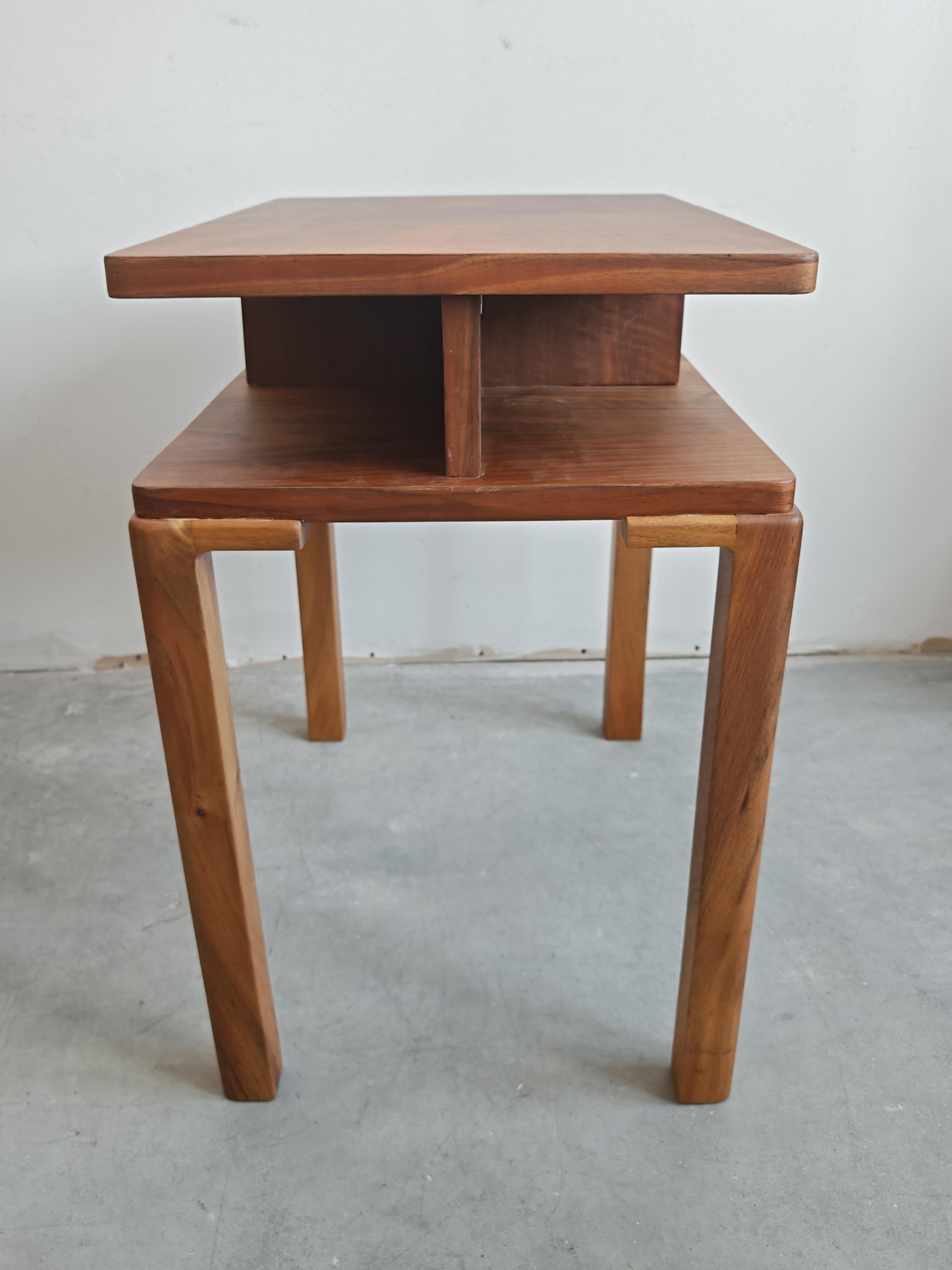 Noyer Art Deco Side or Occasional Table in walnut, fully refurbished, Austria 1930s en vente