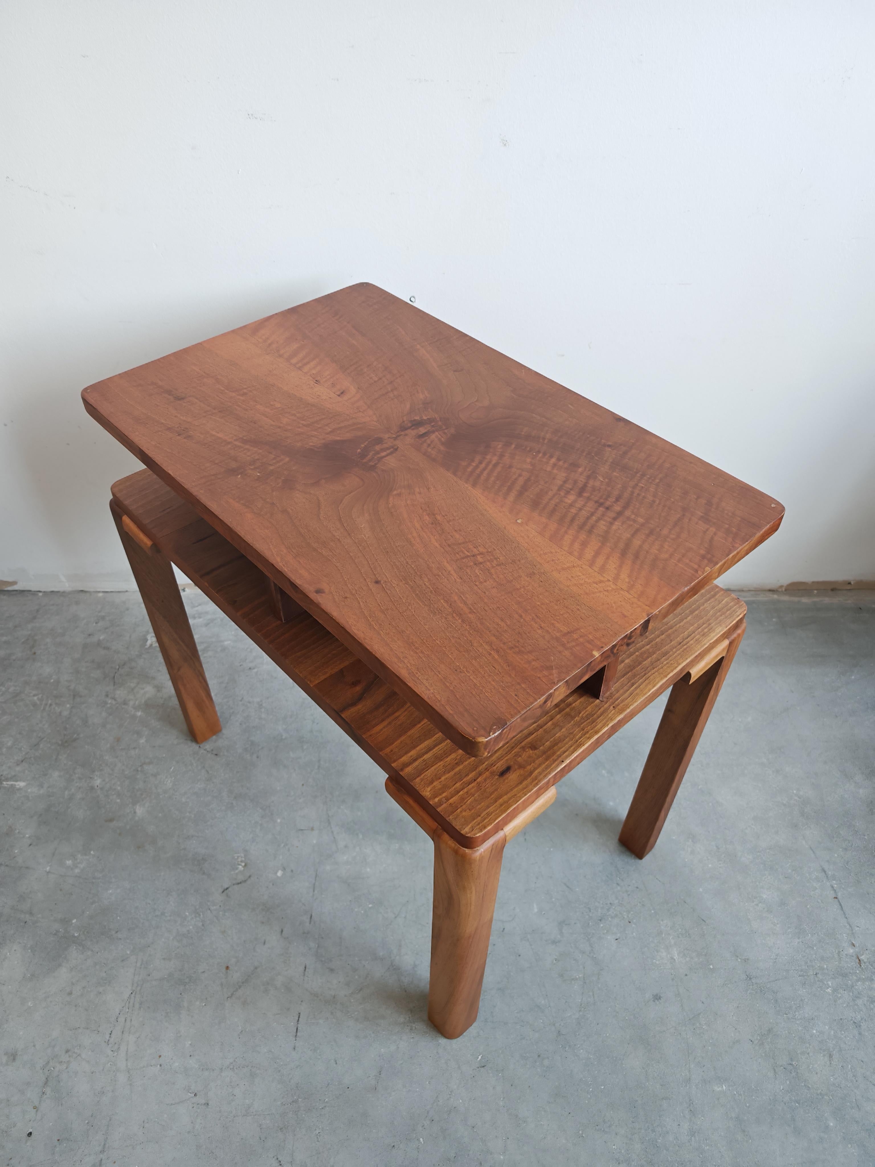 Art Deco Side or Occasional Table in walnut, fully refurbished, Austria 1930s en vente 1