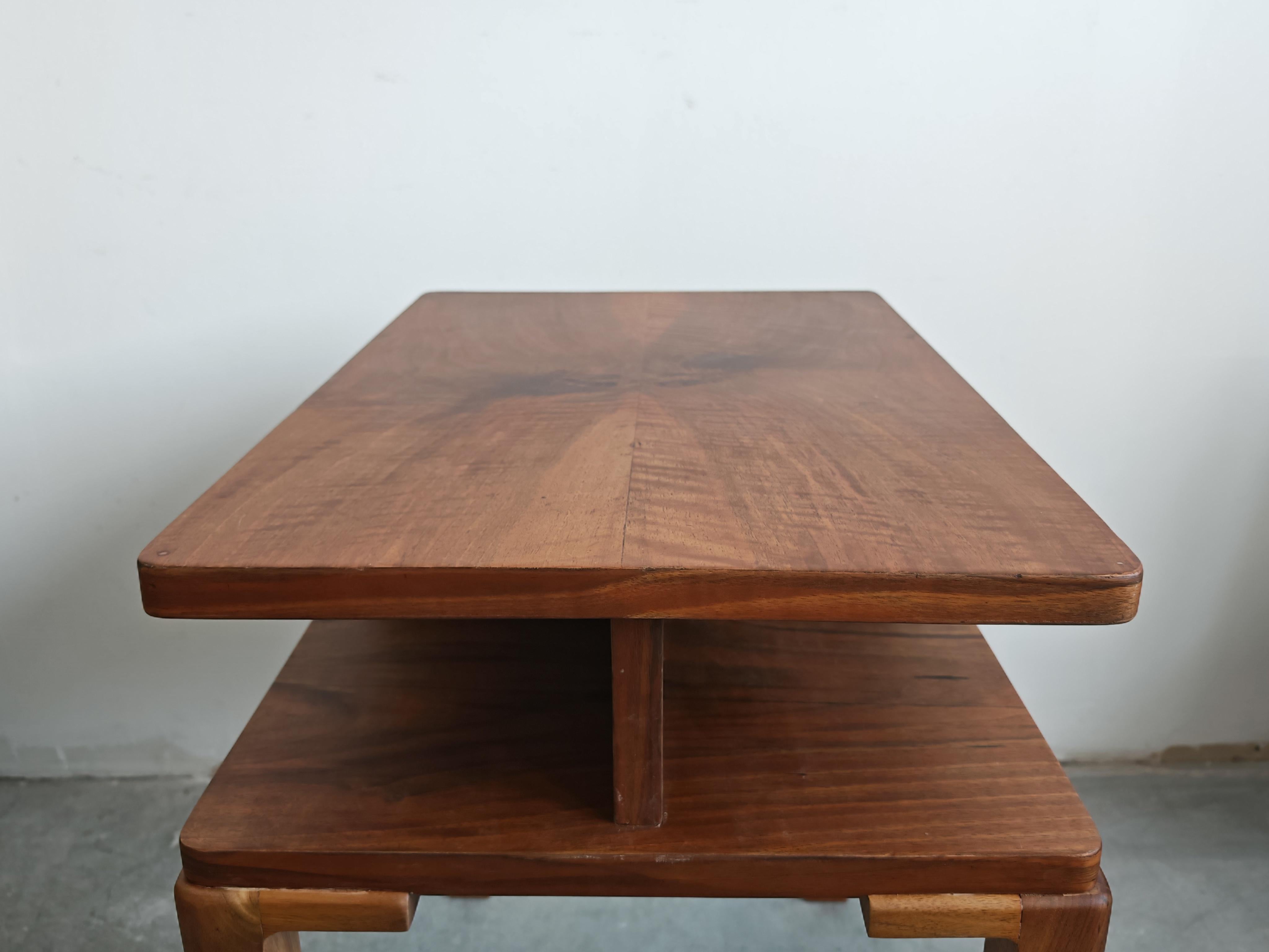 Art Deco Side or Occasional Table in walnut, fully refurbished, Austria 1930s en vente 2