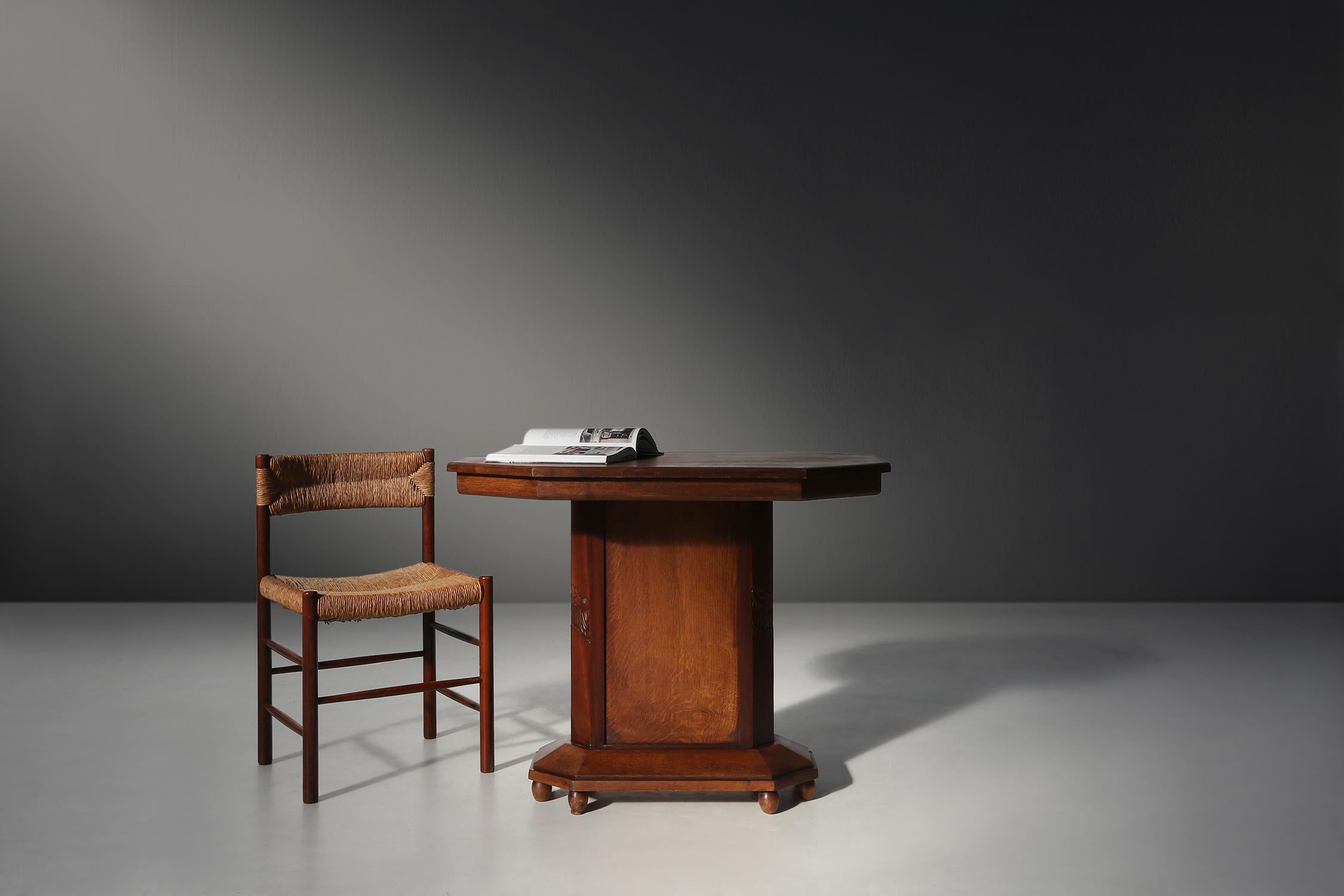 Cette table d'appoint, fabriquée dans les années 1920, est un merveilleux exemple du style art déco. Formes géométriques, symétrie et matériaux luxueux caractérisent ce style. Le bois de la table d'appoint est de couleur brune, ce qui lui confère un