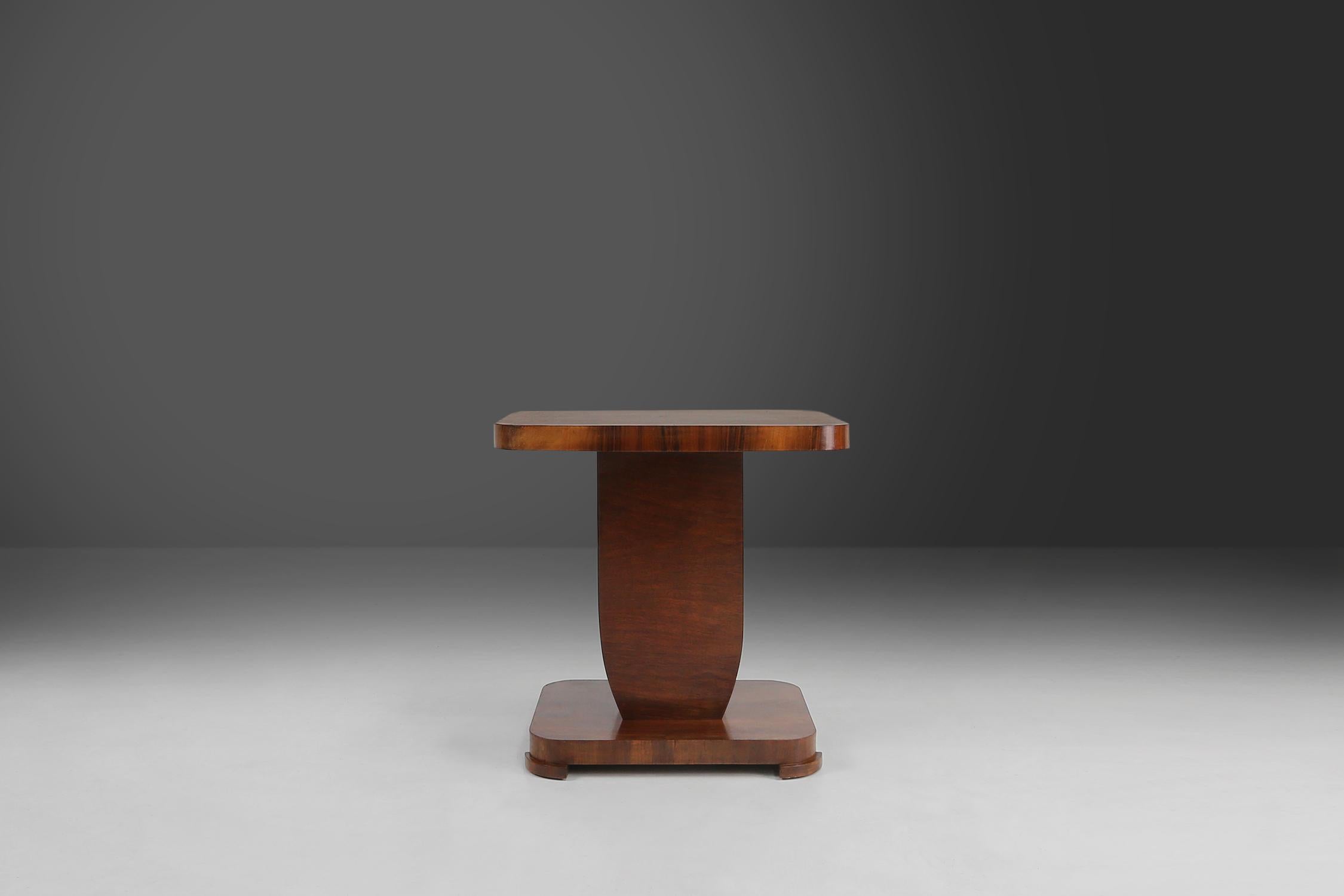 Découvrez le charme du passé avec cette table d'appoint Art déco originale des années 1930.

Avec son plateau en placage de noyer, ce meuble allie savoir-faire et élégance.

Ses formes géométriques et ses lignes reflètent le style emblématique de