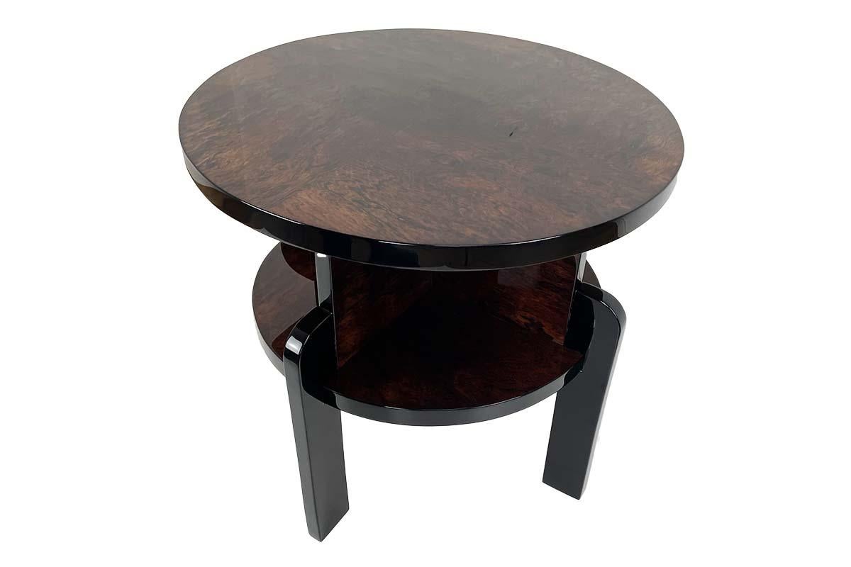 Art Deco side table from Paris around 1930 with beautiful veneer and black high-gloss lacquer.
Unique side table with beautiful reddish veneer. The shape is rarely found - together with the elegantly attached feet, beautiful perspectives result. A