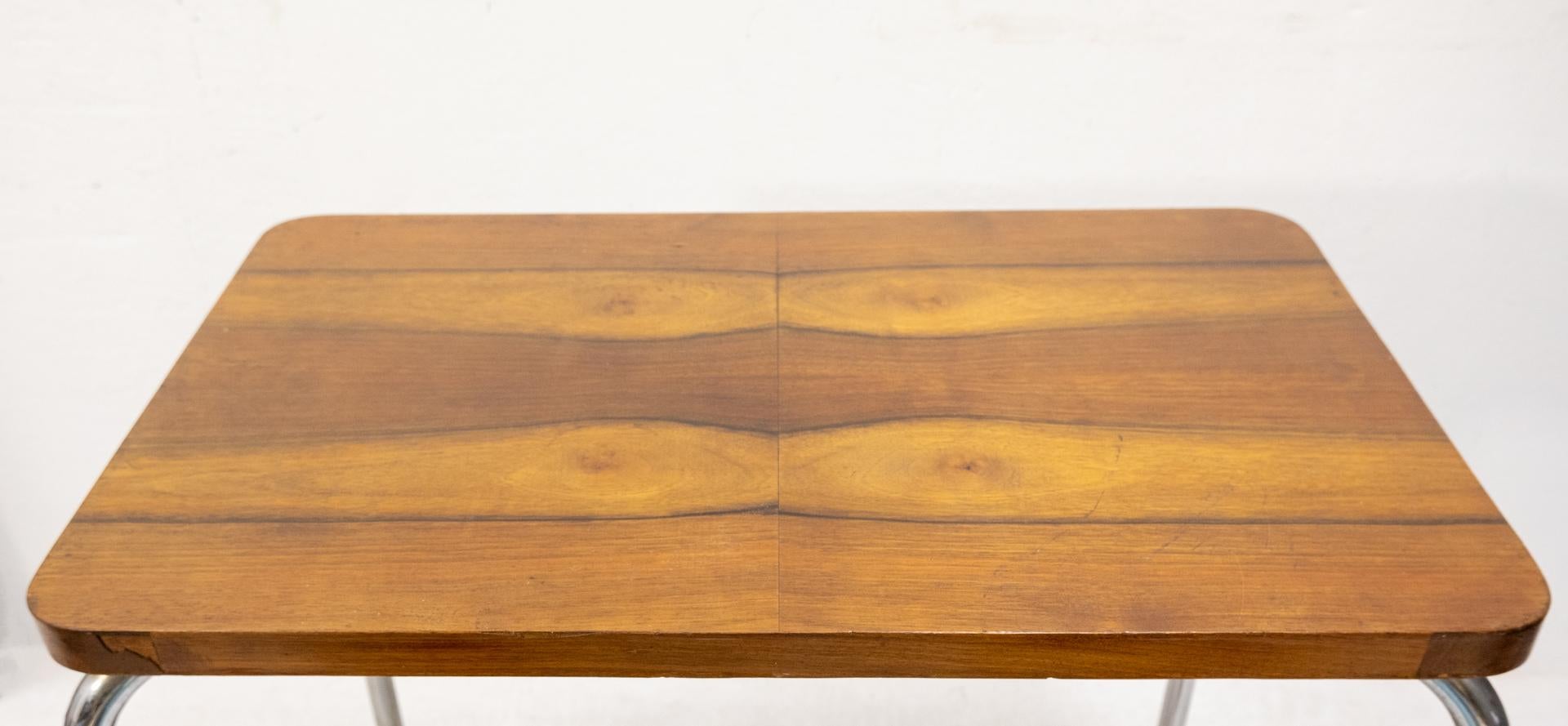 Table d'appoint Art Déco à deux niveaux. Base en tube chromé, avec un plateau en bois de noyer.
Table originale Art Déco. Attribué à Gispen Holland, 1930-1940 dans un état utilisé
Belle couleur chaude du bois.