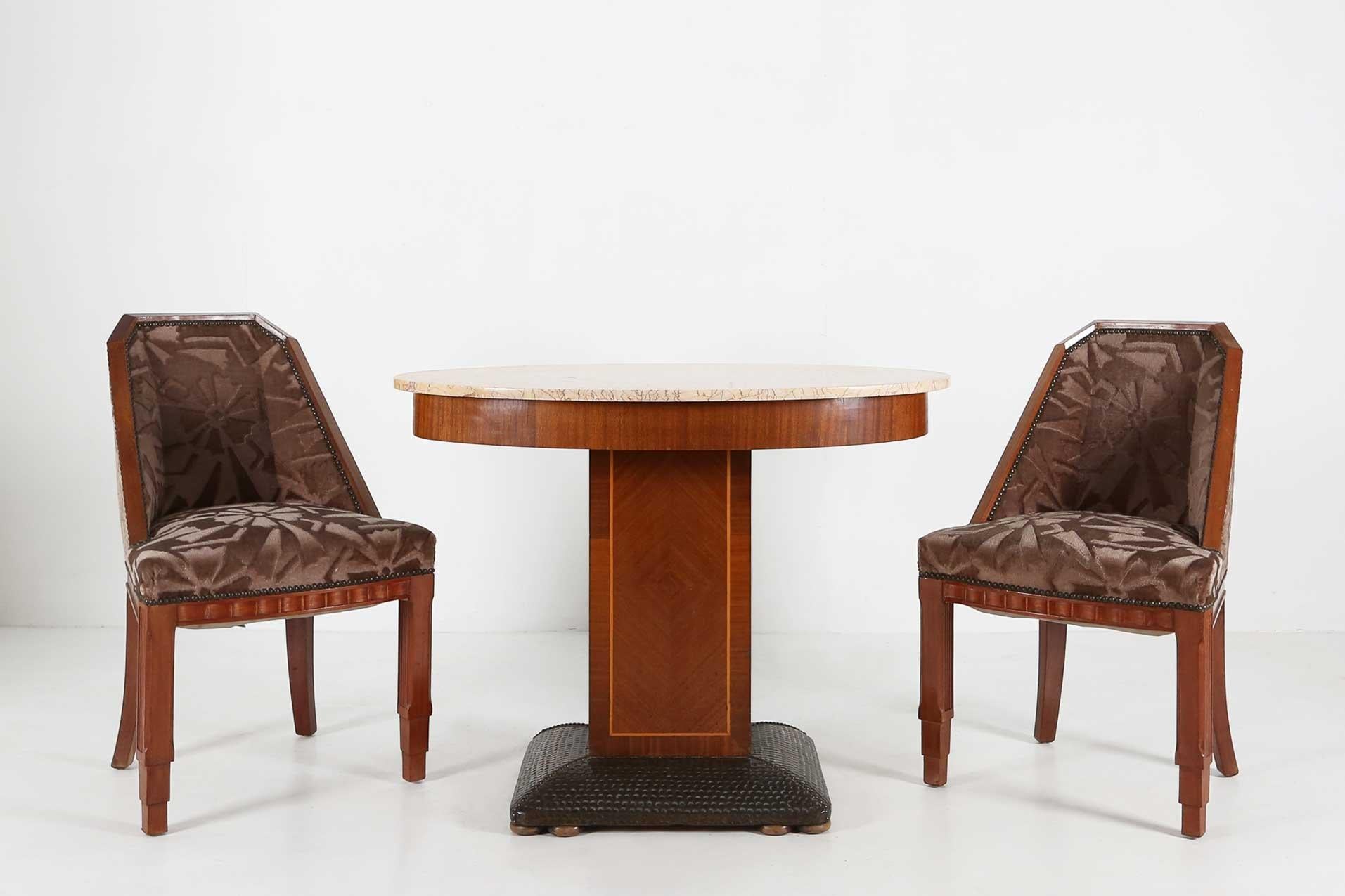 Belgien / 1930 / Beistelltisch / De Coene Freres / Kupfer, Holz, Marmor / Art Deco

Beistelltisch im Art déco-Stil, hergestellt von De Coene Freres Belgien in den 1930er Jahren. Dieser monumentale Tisch hat eine ovale Marmorplatte, ein Bein und ruht
