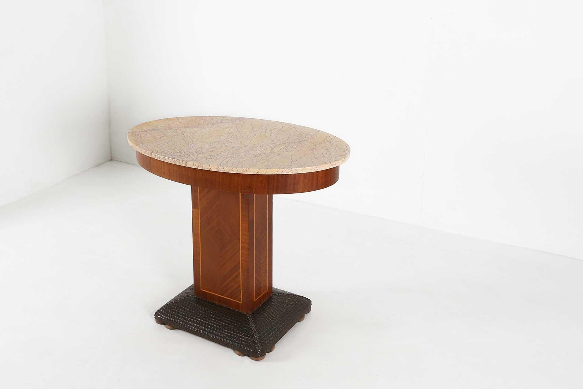 Art déco-Beistelltisch von De Coene Freres mit Holzintarsien und Marmorplatte, 1930er Jahre (Belgisch) im Angebot