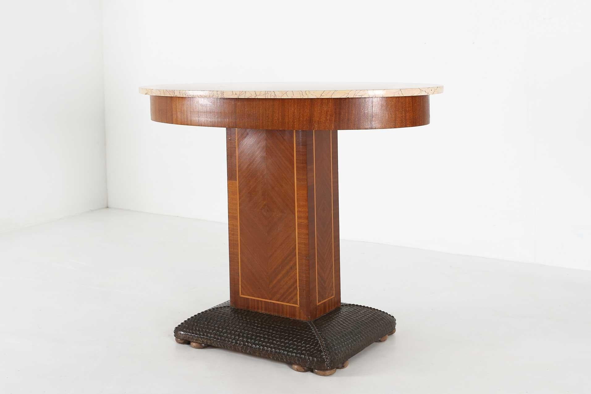 Art déco-Beistelltisch von De Coene Freres mit Holzintarsien und Marmorplatte, 1930er Jahre (Gehämmert) im Angebot