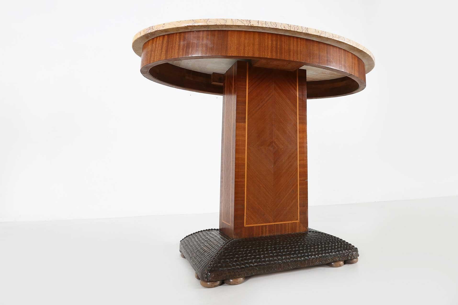 Art déco-Beistelltisch von De Coene Freres mit Holzintarsien und Marmorplatte, 1930er Jahre im Zustand „Gut“ im Angebot in Meulebeke, BE