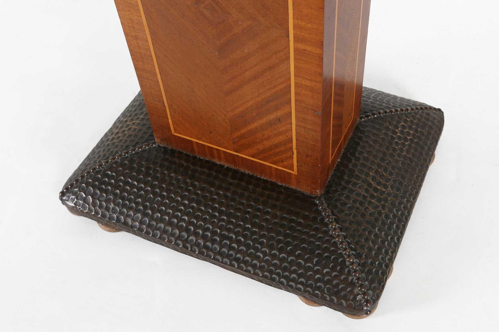 Art déco-Beistelltisch von De Coene Freres mit Holzintarsien und Marmorplatte, 1930er Jahre im Angebot 1