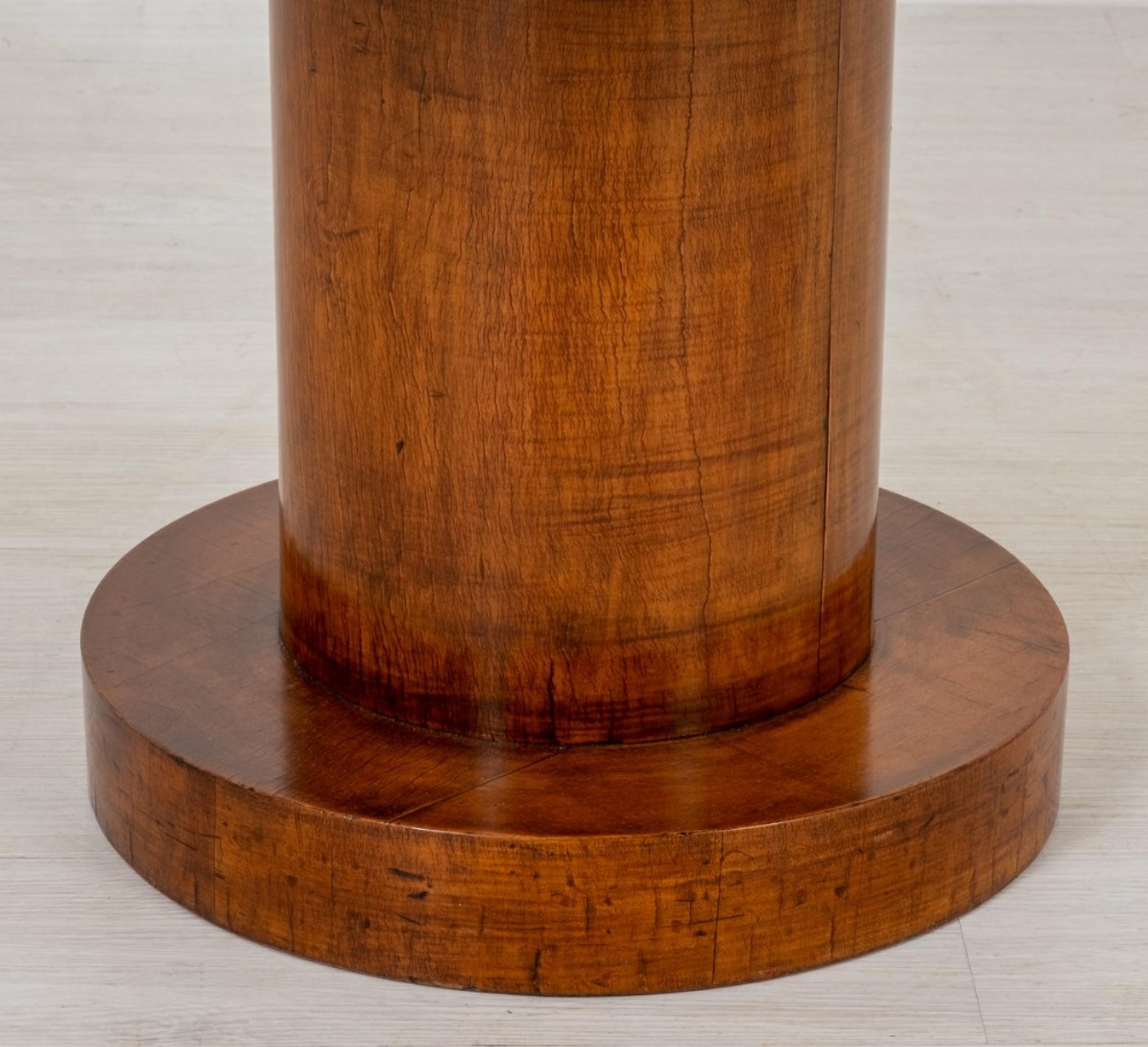 Table d'appoint art déco en sycomore cylindrique.
Vers 1930
Il repose sur une base surélevée avec une colonne cylindrique et un plateau en forme de tambour avec 4 compartiments utiles.
En excellent état.