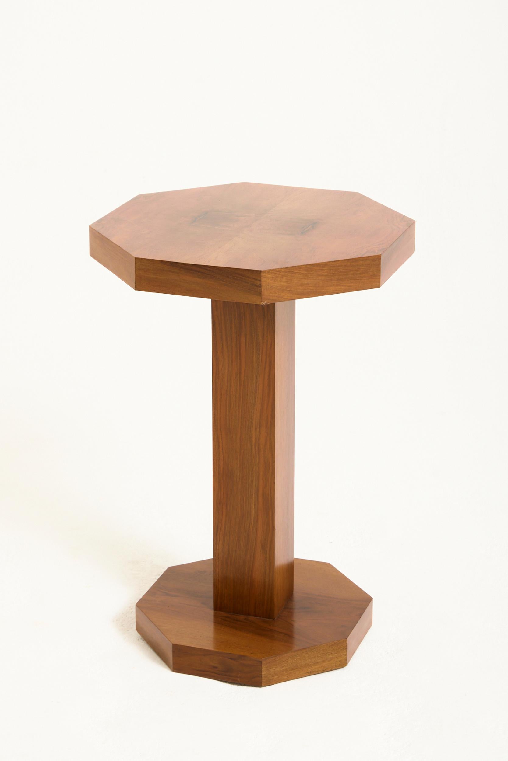 Una mesa auxiliar Art Déco de nogal
Francia, circa 1930

