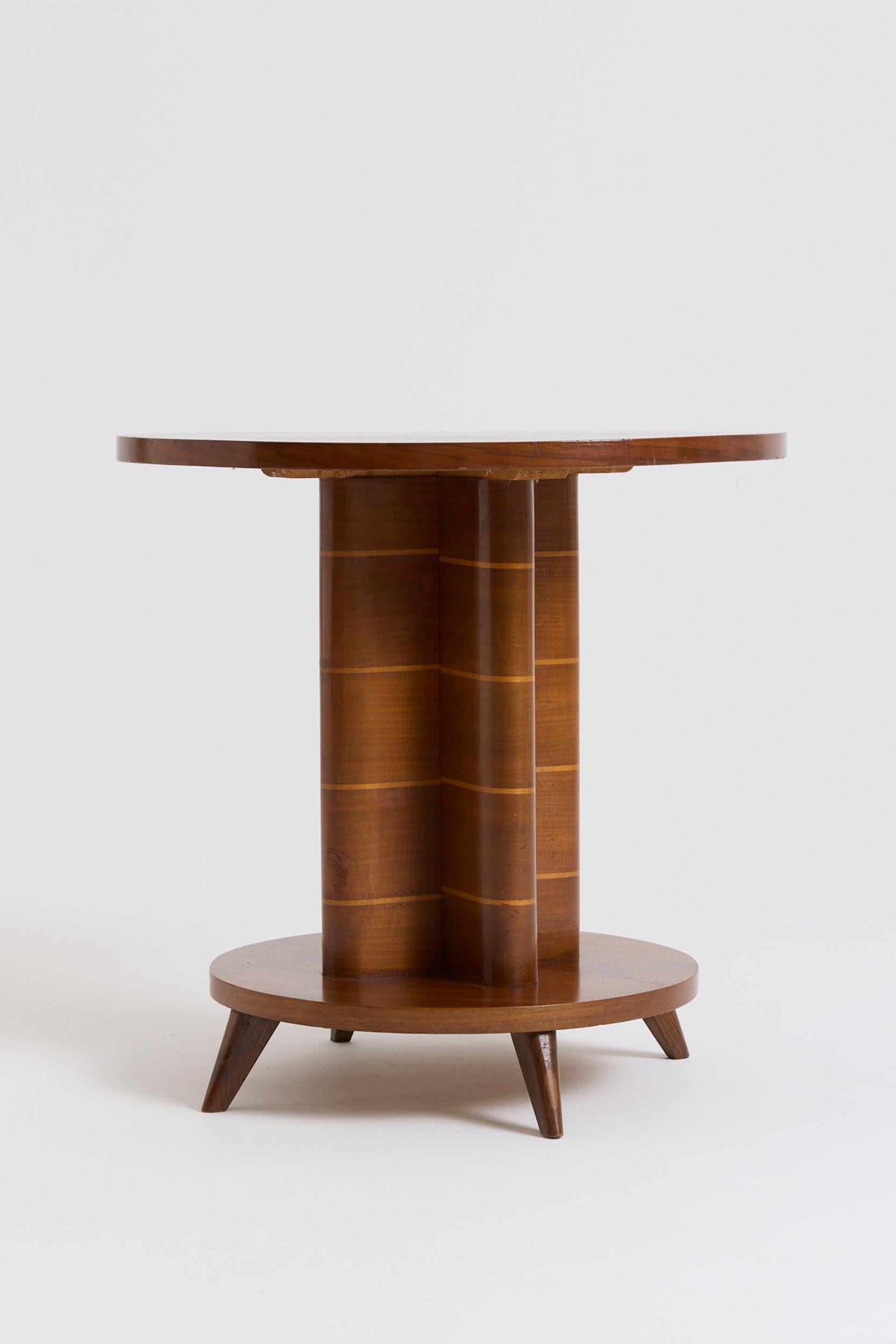 Un tavolino Art Déco impiallacciato in noce
Svezia, 1930 circa
