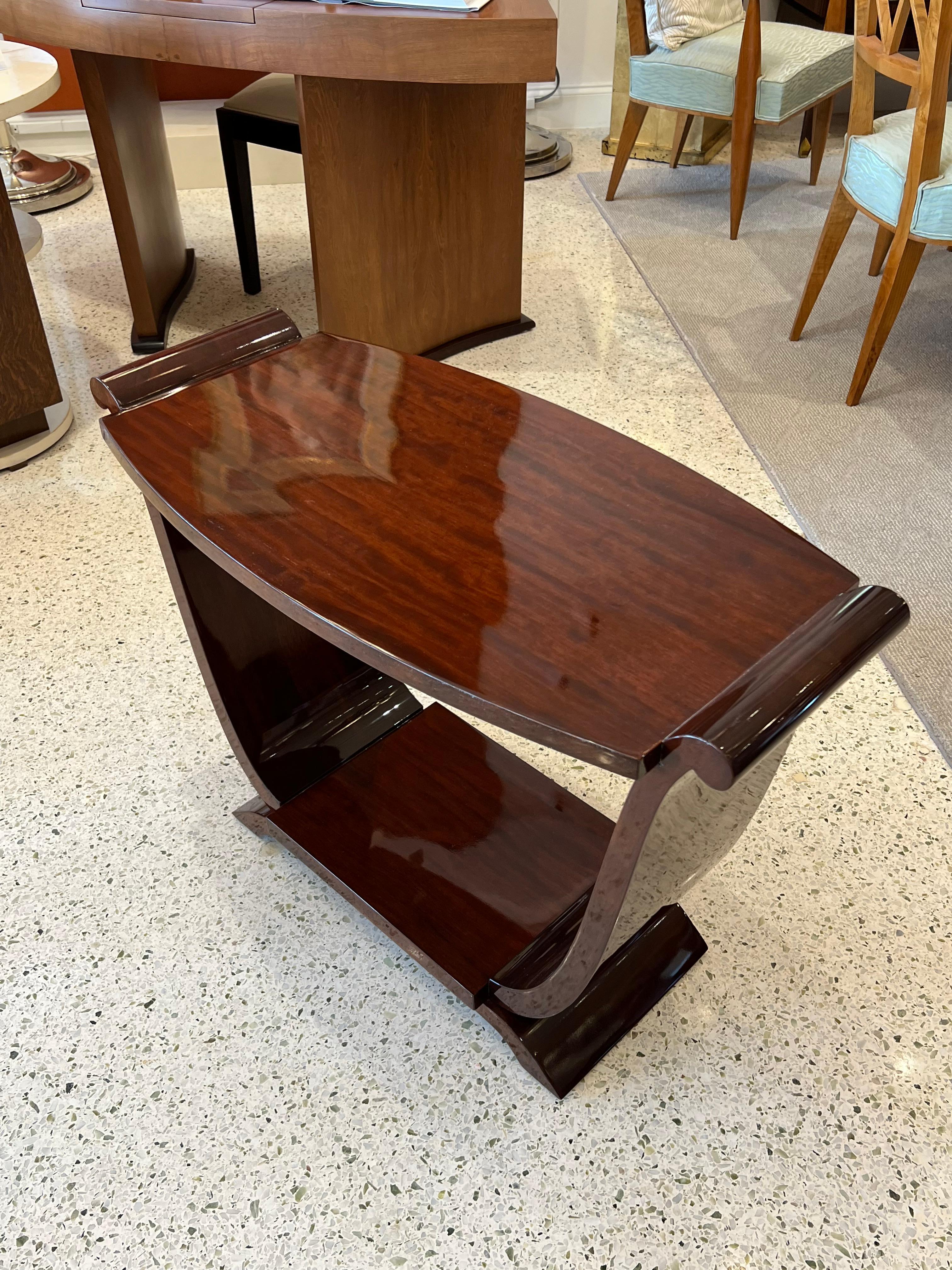 Art Deco Tisch aus Mahagoni mit stilisiertem U-förmigem Design.
Hergestellt in Frankreich.
CIrca: 1930