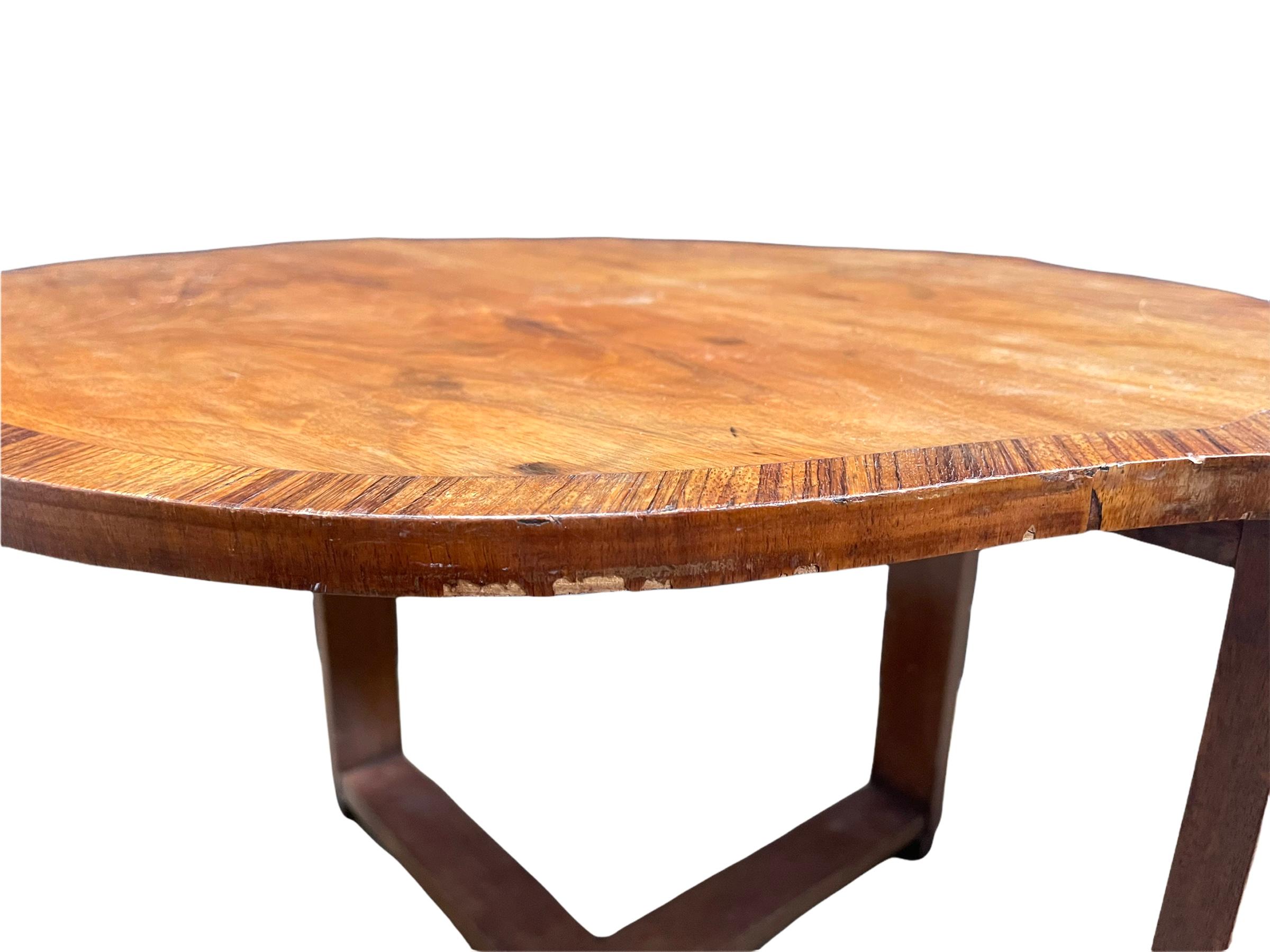 Elegant Art Deco coffee table. Handcrafted in first quality walnut wood circa 1930s, London.

Measures: 20.5” Height x 27.5” Diameter.