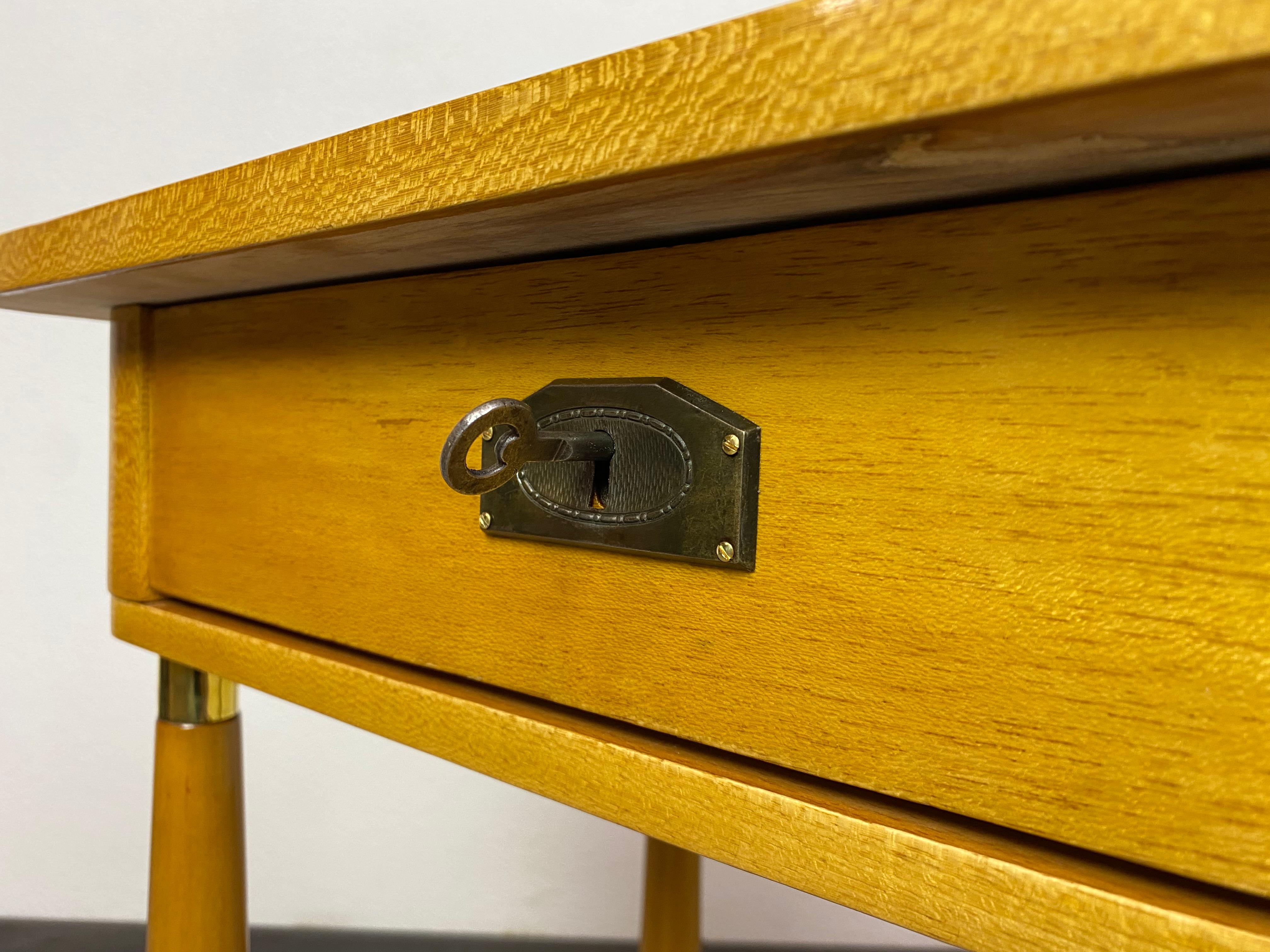 Art deco side table In Excellent Condition For Sale In Banská Štiavnica, SK