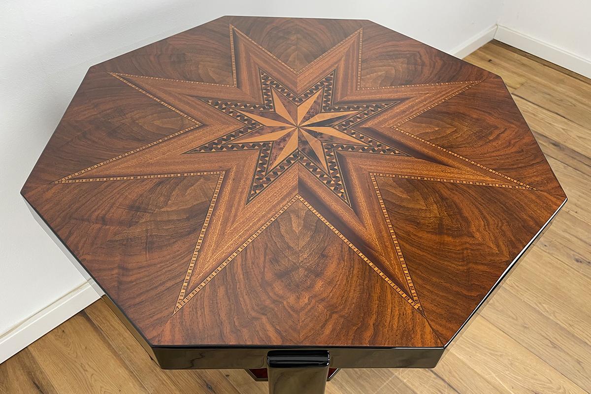 Macassar Table d'appoint Art déco de Paris datant d'environ 1925 en vente