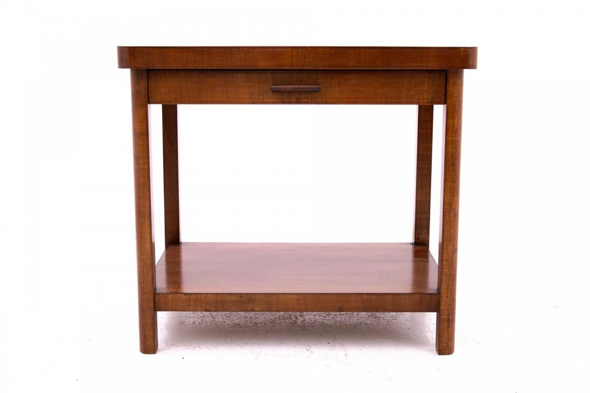 Mesa auxiliar Art Decó de hacia 1930, Polonia.

Dimensiones: altura 59 cm / anchura 65 cm / profundidad 45 cm