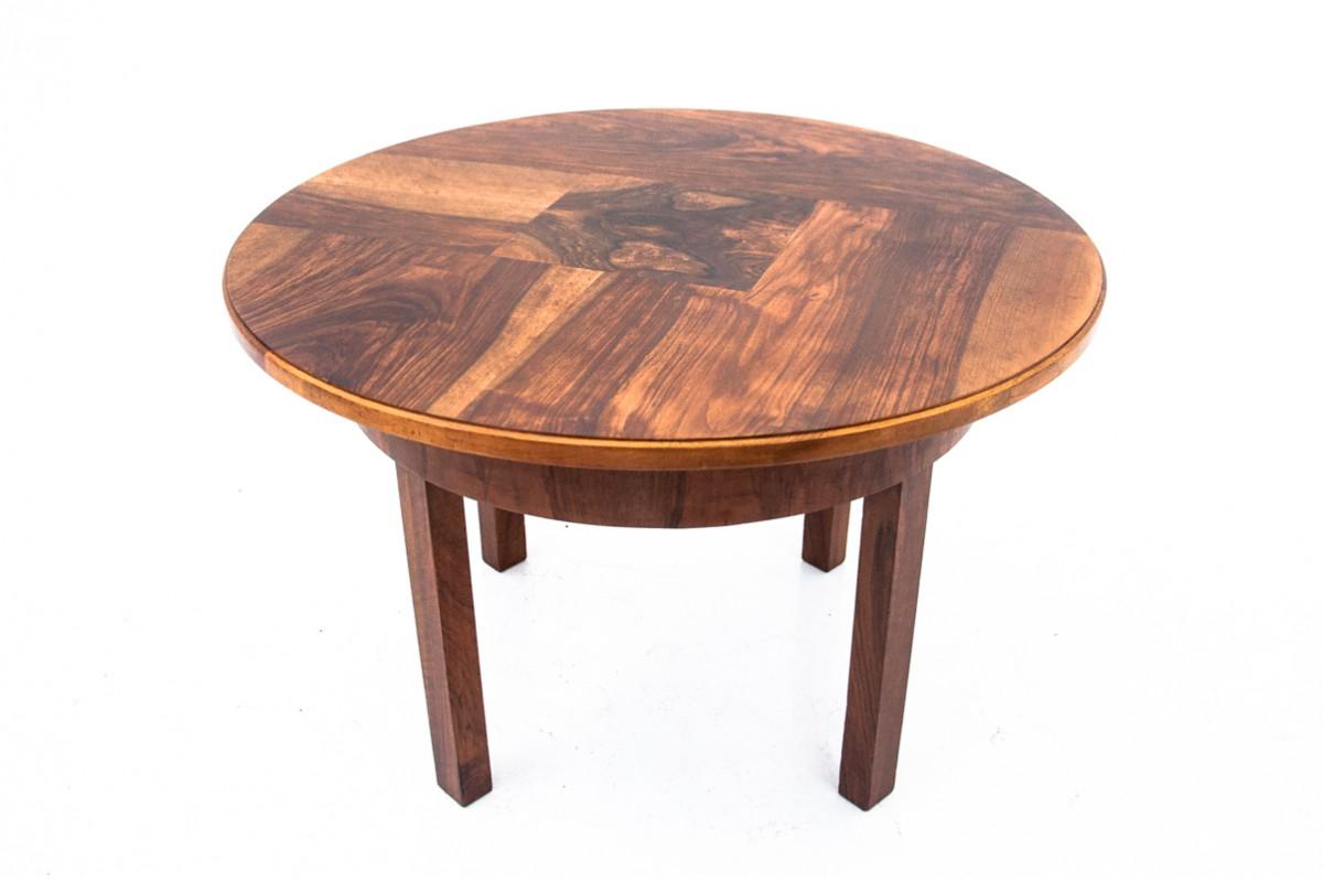 Table d'appoint Art déco, Allemagne, années 1930.

Le mobilier est en très bon état, après une rénovation professionnelle.

Bois : noyer

dimensions hauteur 65 cm diamètre 100 cm