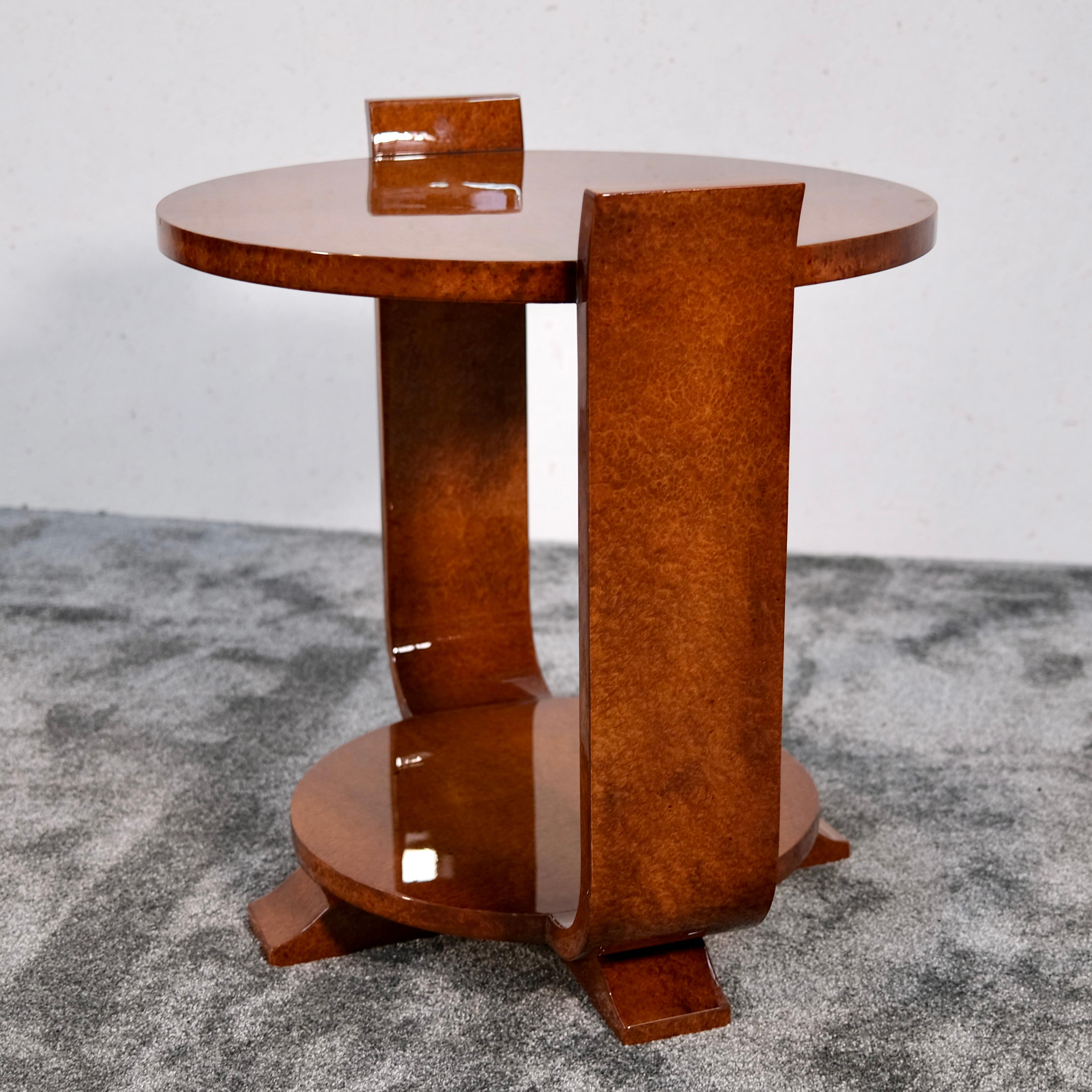 Table d'appoint Art Déco en bois de ronce d'Amboine laqué brillant, France années 1930 en vente 3