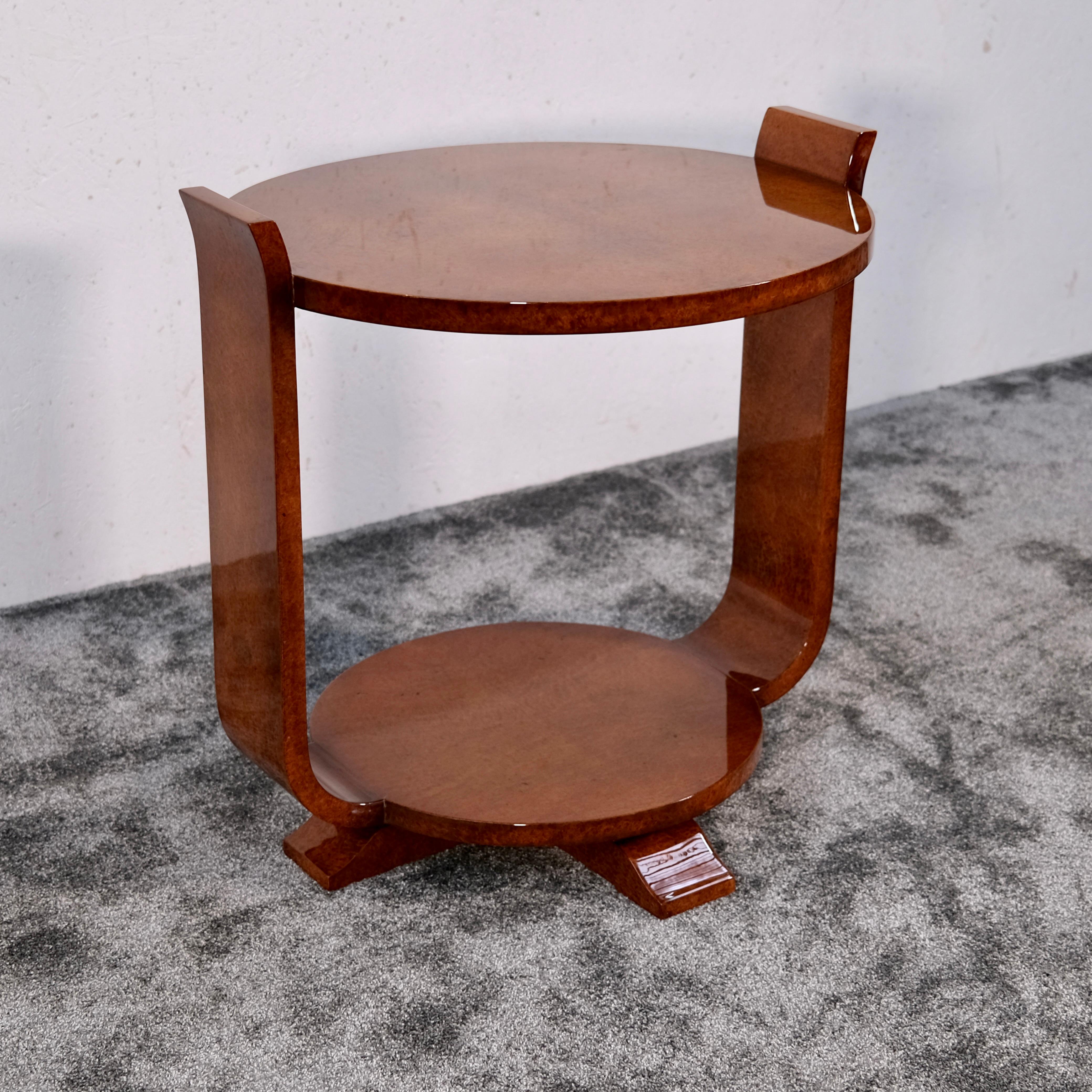Français Table d'appoint Art Déco en bois de ronce d'Amboine laqué brillant, France années 1930 en vente