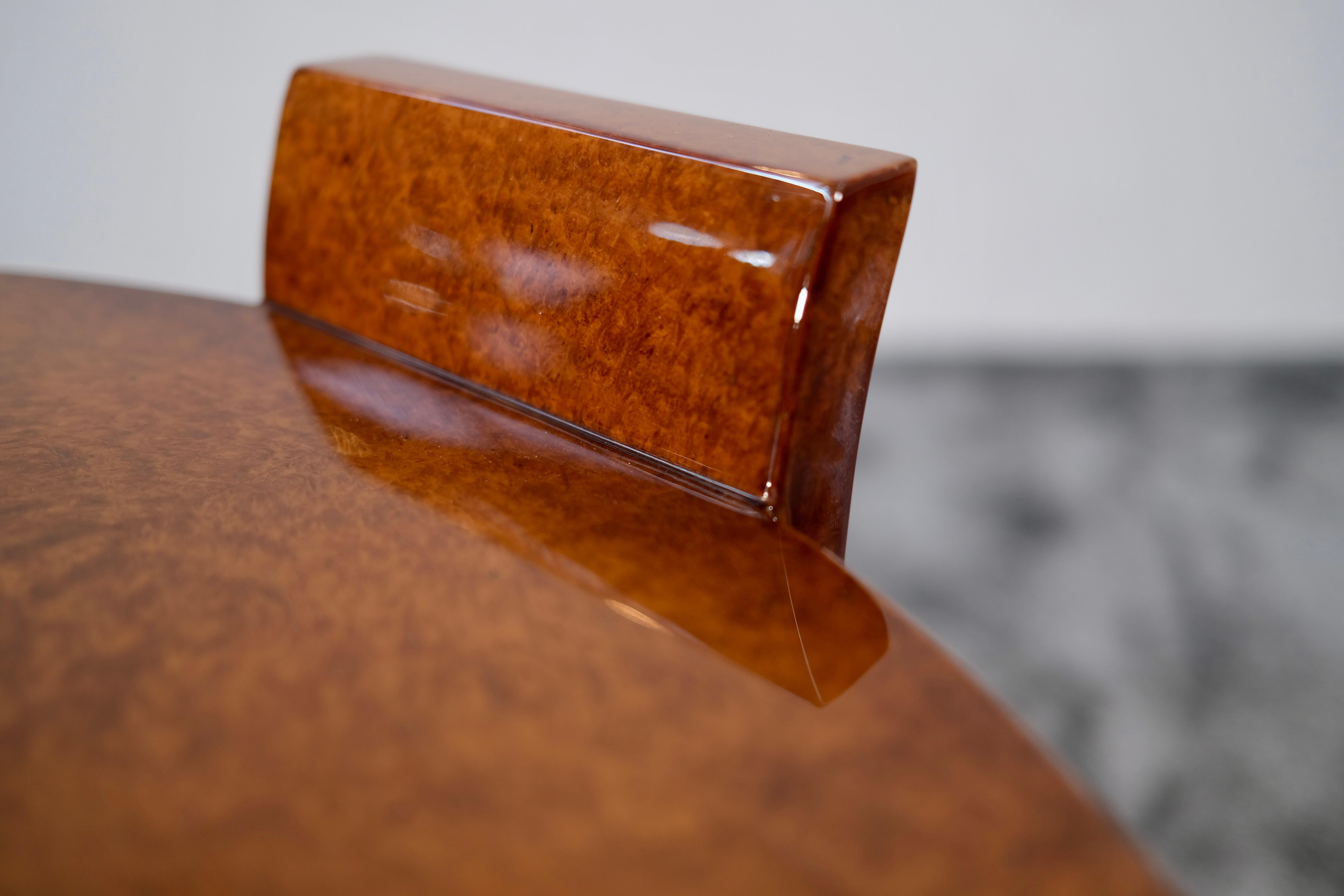 Milieu du XXe siècle Table d'appoint Art Déco en bois de ronce d'Amboine laqué brillant, France années 1930 en vente