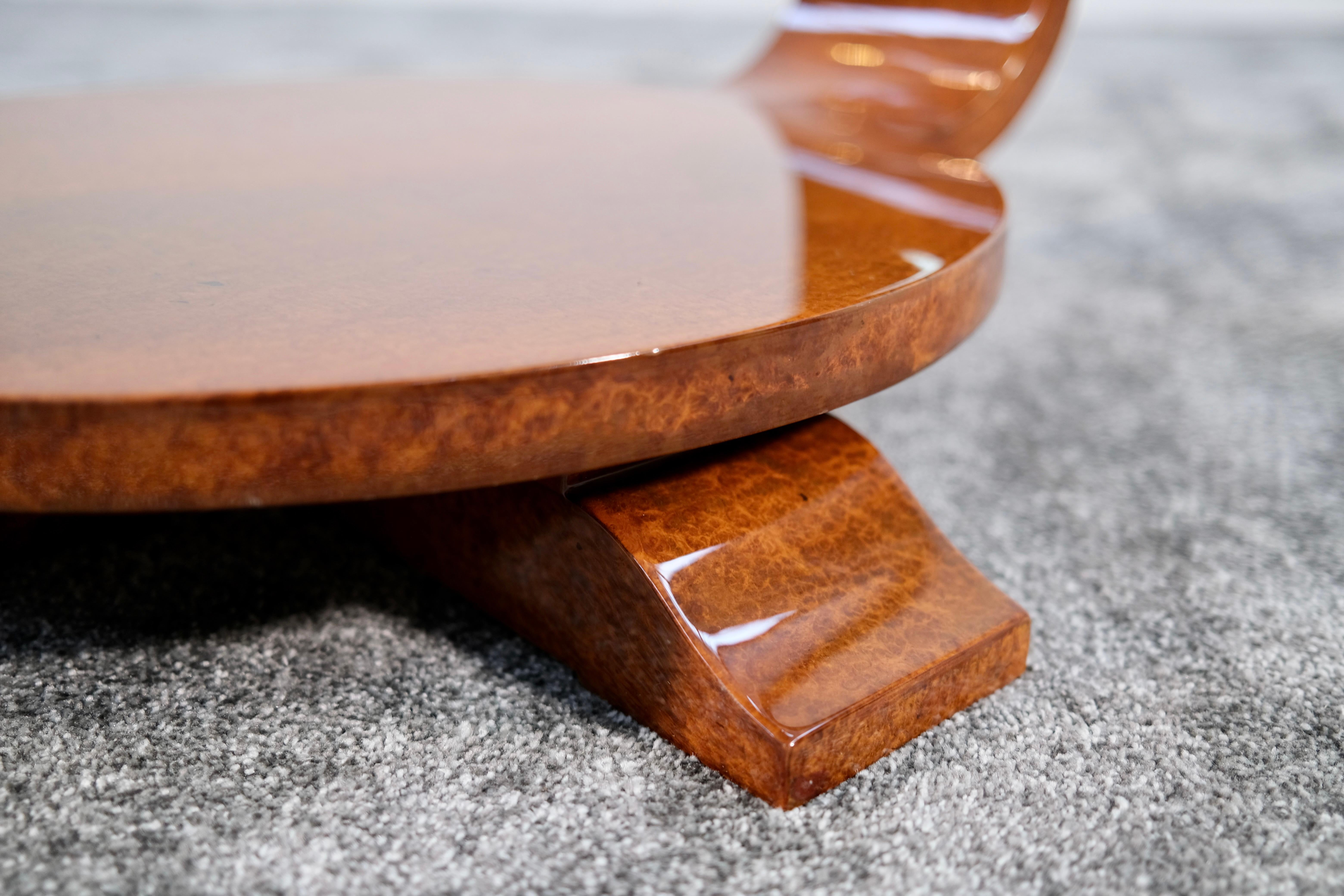 Table d'appoint Art Déco en bois de ronce d'Amboine laqué brillant, France années 1930 en vente 1