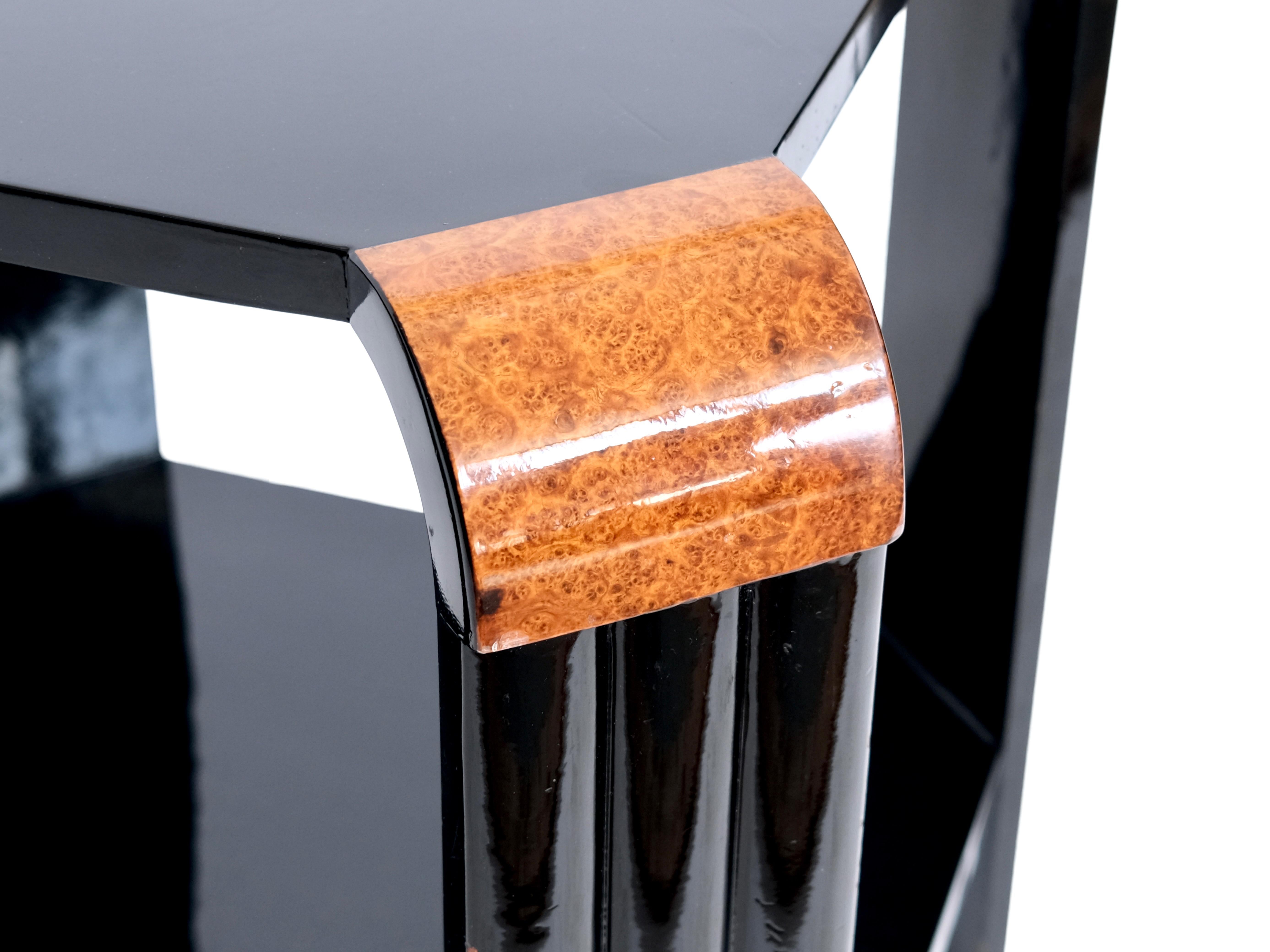 Art-Déco-Beistelltisch aus schwarzem Klavierlack mit Details aus Wurzelholz (Französisch) im Angebot
