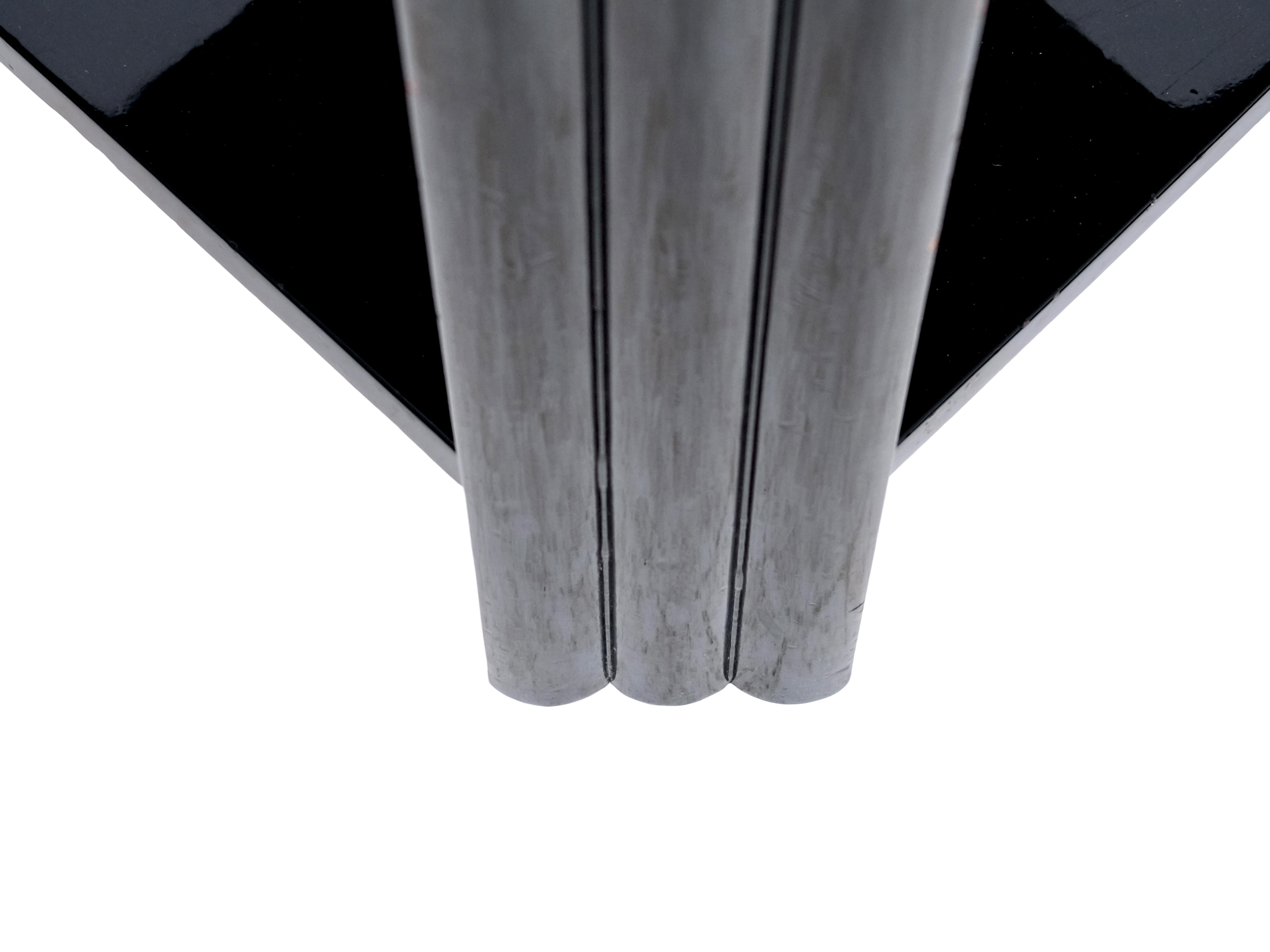 Art-Déco-Beistelltisch aus schwarzem Klavierlack mit Details aus Wurzelholz (Geschwärzt) im Angebot