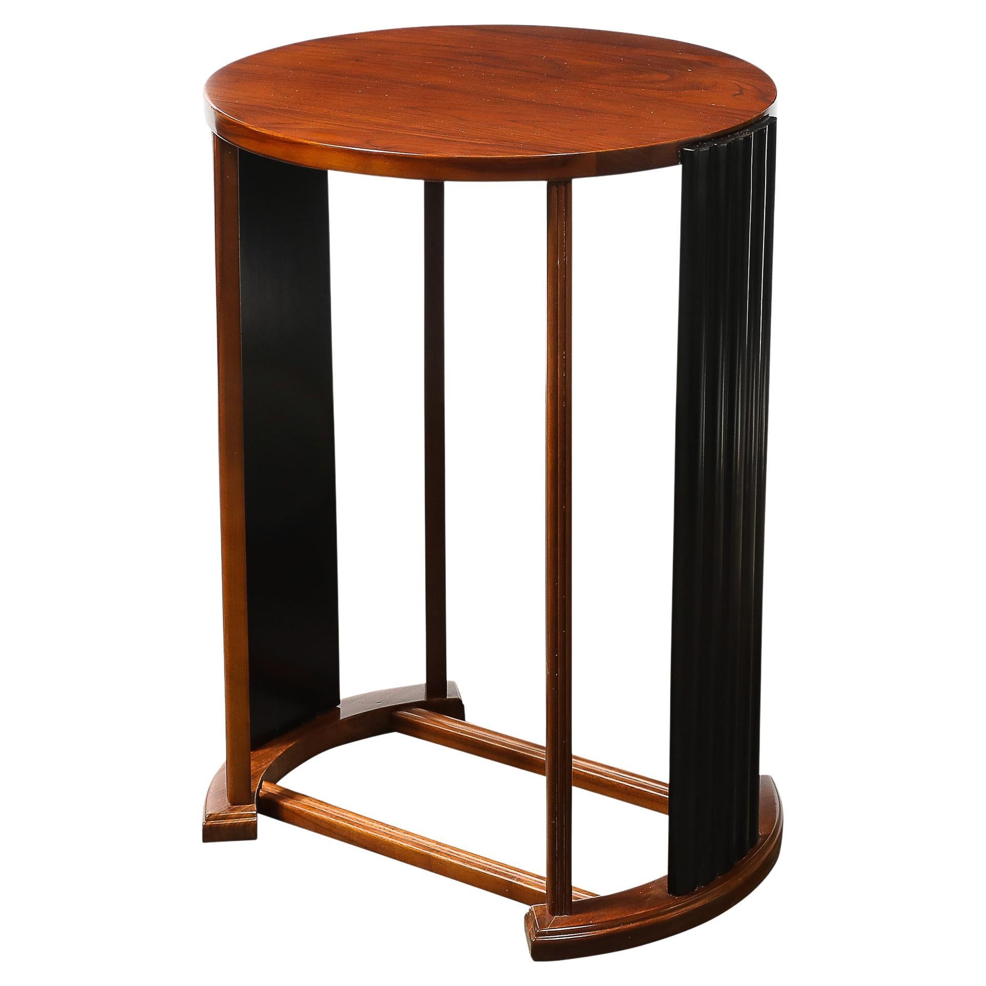Table d'appoint Art Déco en noyer assorti à un livre et supports cannelés en laque noire
