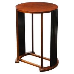 Mesa auxiliar Art Decó de madera de nogal a juego con los libros y soportes estriados lacados en negro