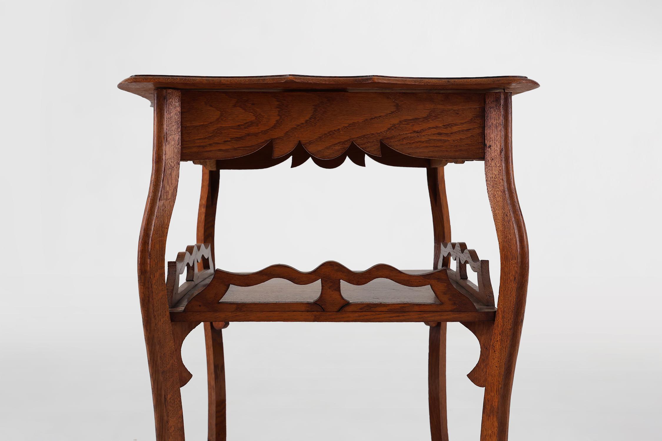 Sculpté Table d'appoint Art déco en chêne massif, France ca. 1920 en vente