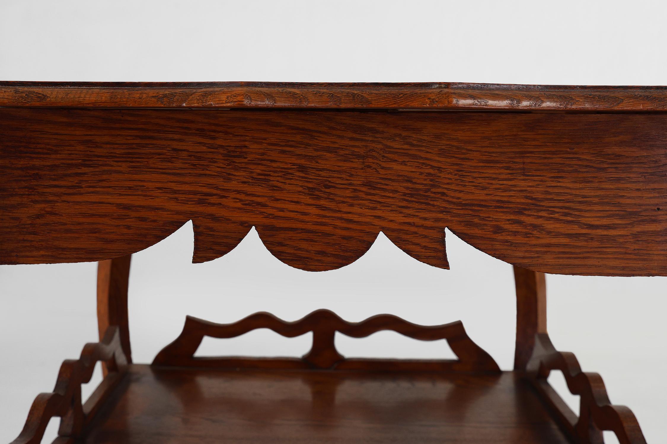 Table d'appoint Art déco en chêne massif, France ca. 1920 Bon état - En vente à Meulebeke, BE