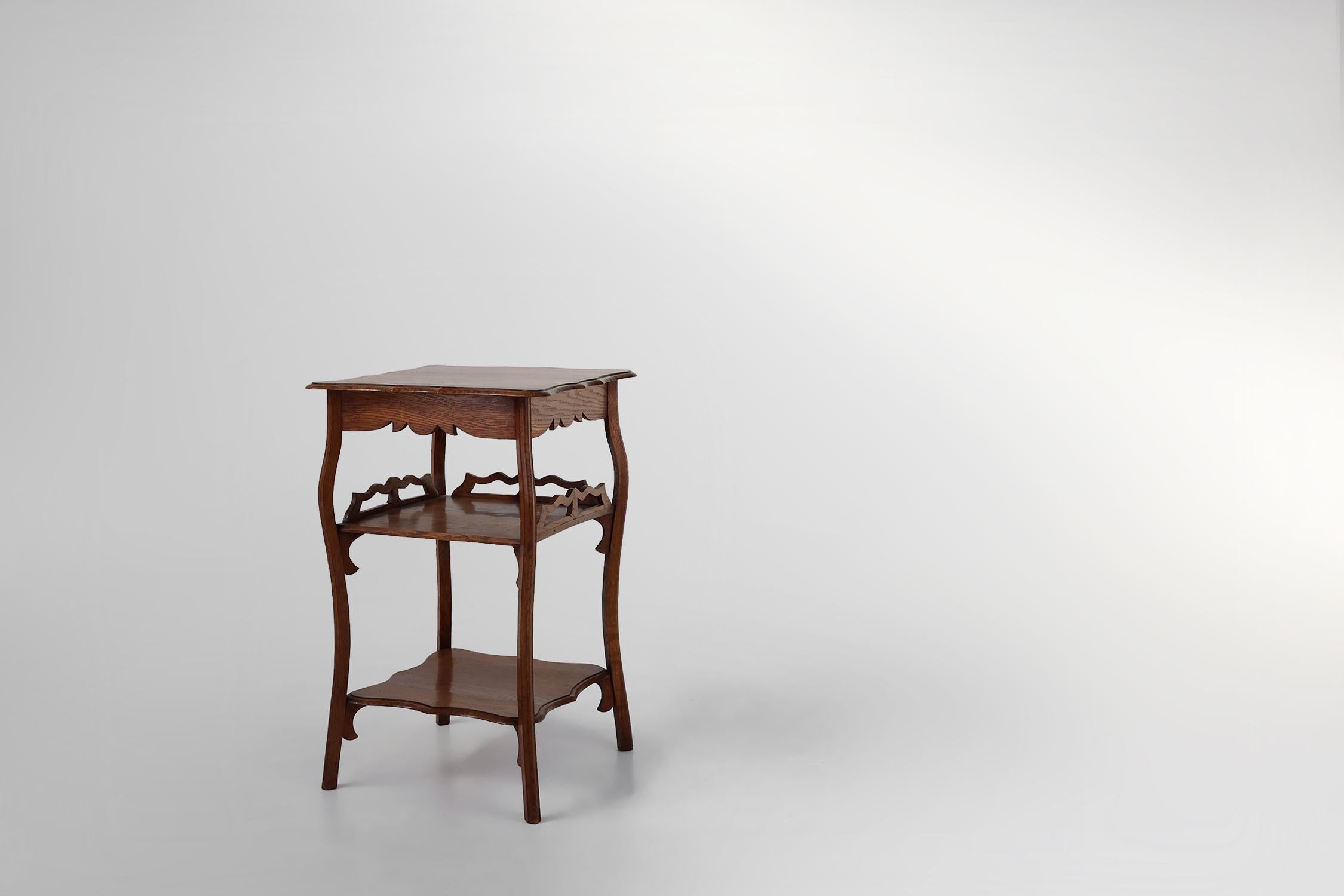Début du 20ème siècle Table d'appoint Art déco en chêne massif, France ca. 1920 en vente