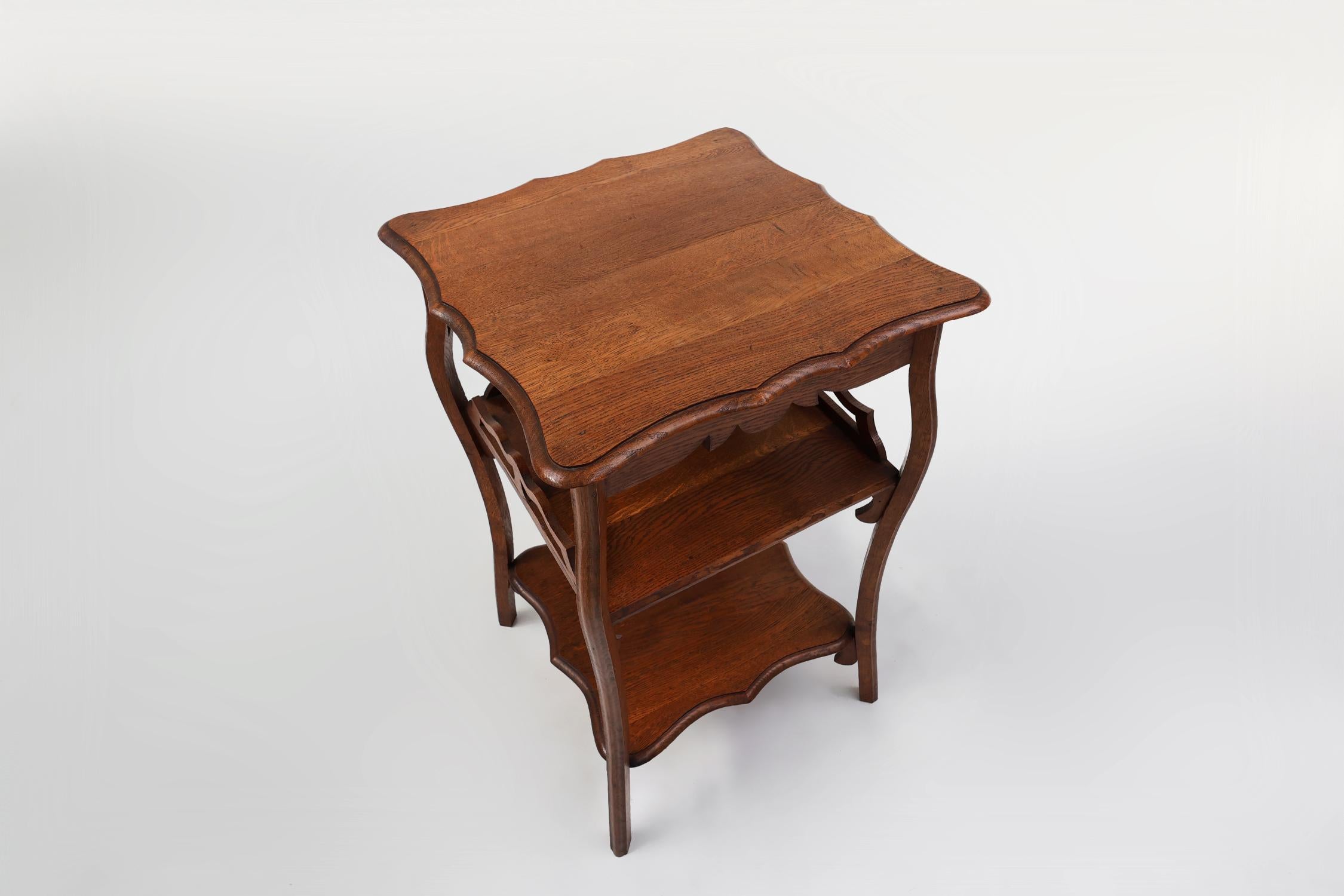 Table d'appoint Art déco en chêne massif, France ca. 1920 en vente 1