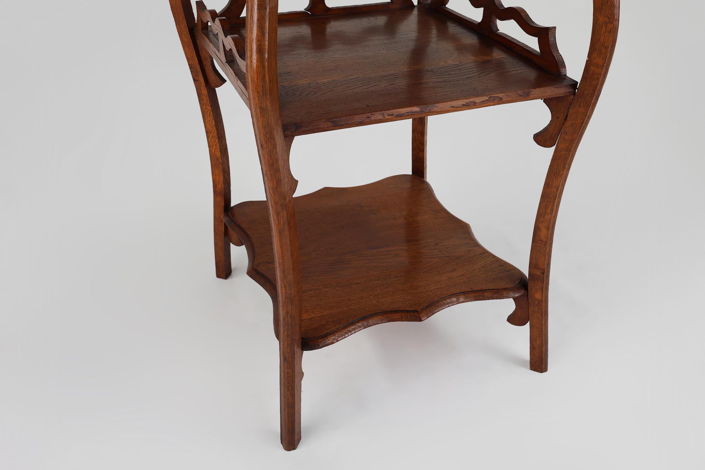 Table d'appoint Art déco en chêne massif, France ca. 1920 en vente 2