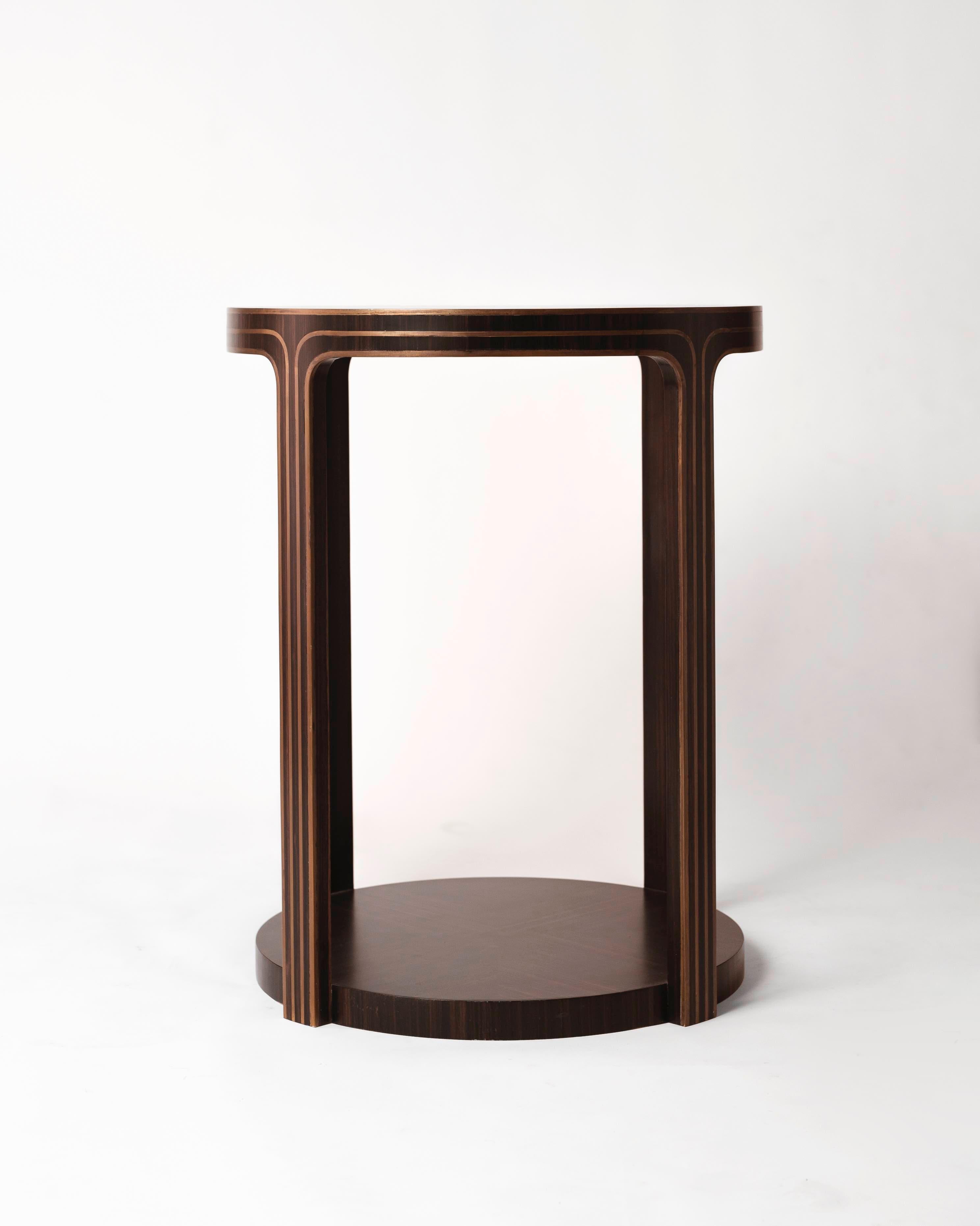 Art déco Table d'appoint de style Art Déco en chêne avec placage en ébène et incrustations en bronze en vente