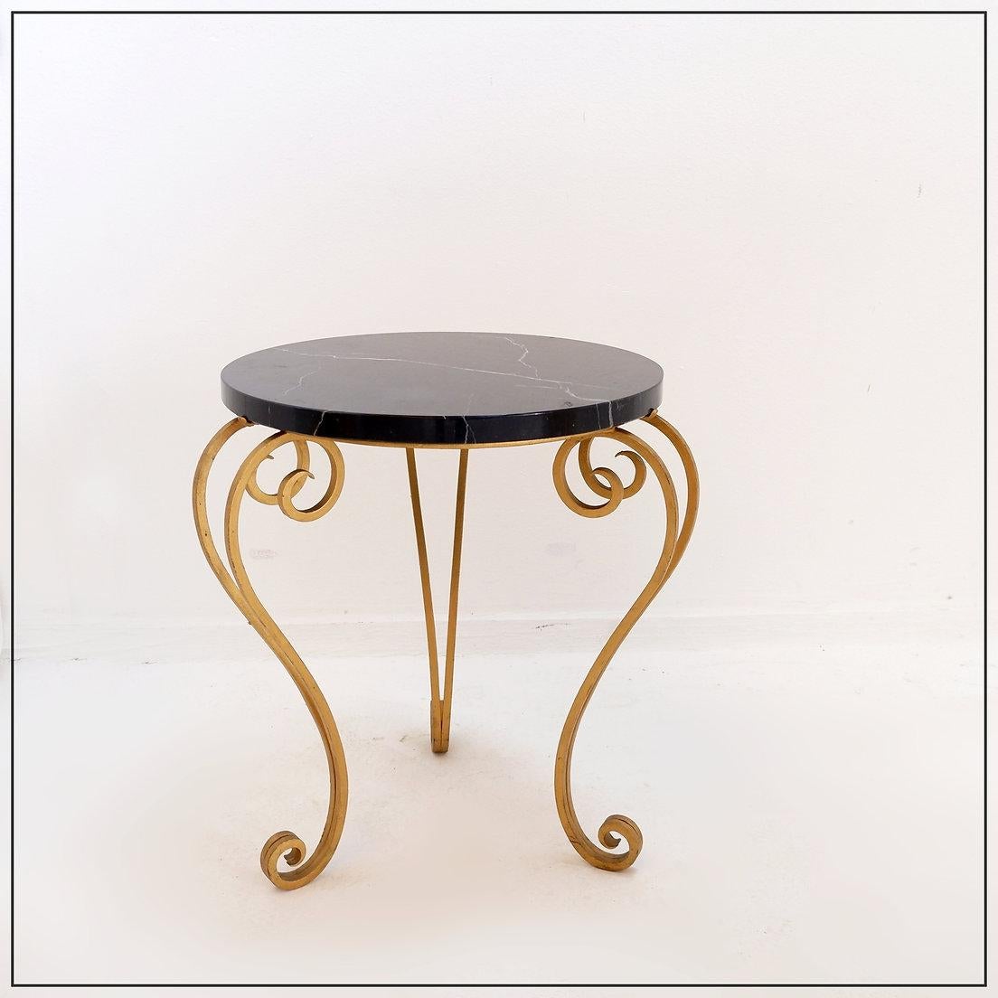 20ième siècle Table d'appoint Art Déco en marbre et fer doré - René Prou en vente