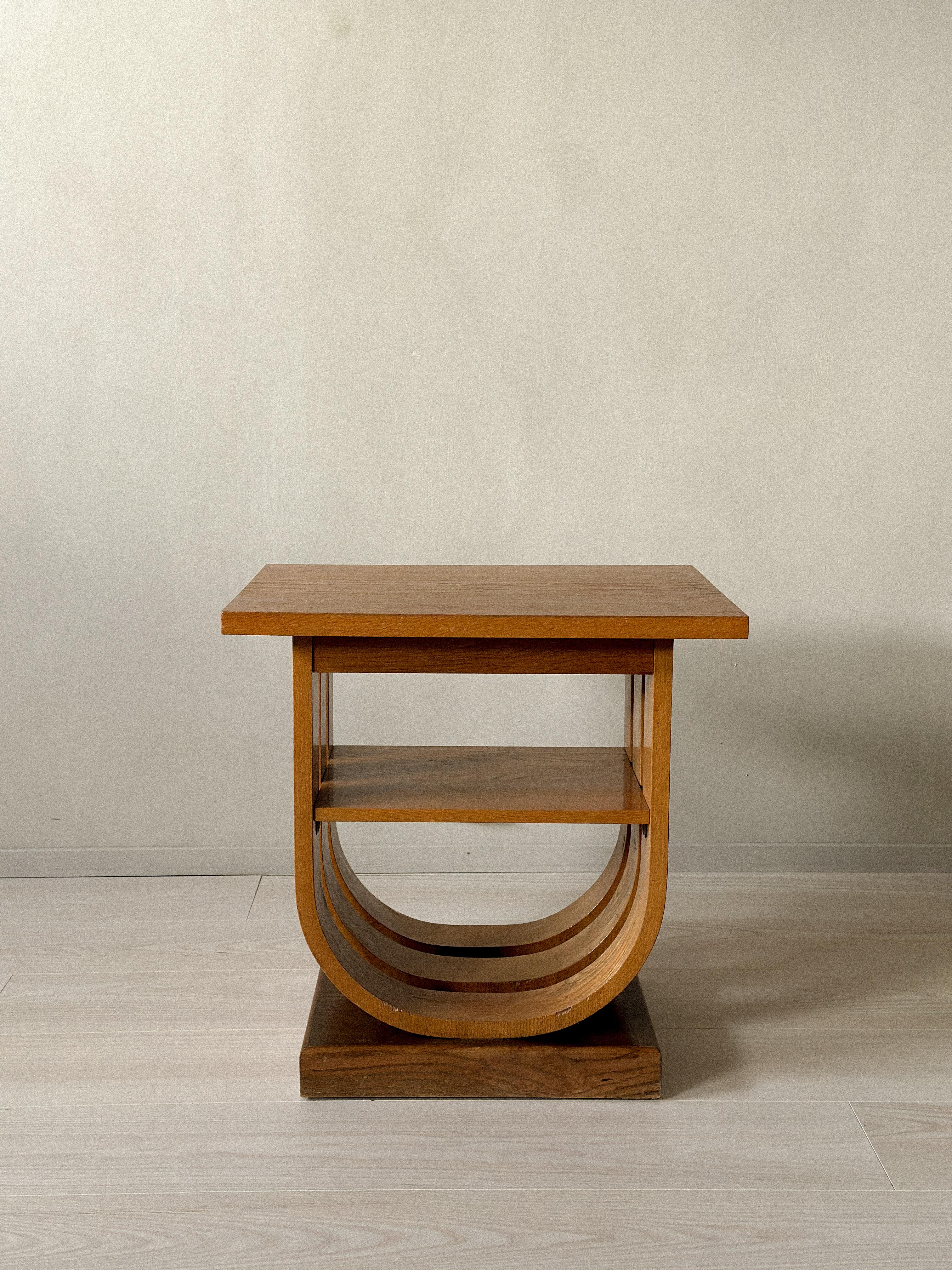 Ein seltener und einzigartiger Art-Deco-Beistelltisch aus Eiche mit wunderbarer Form. Hergestellt in Norwegen von einem unbekannten Designer, ca. 1930er Jahre. Alters- und gebrauchsbedingte Abnutzungserscheinungen. 
