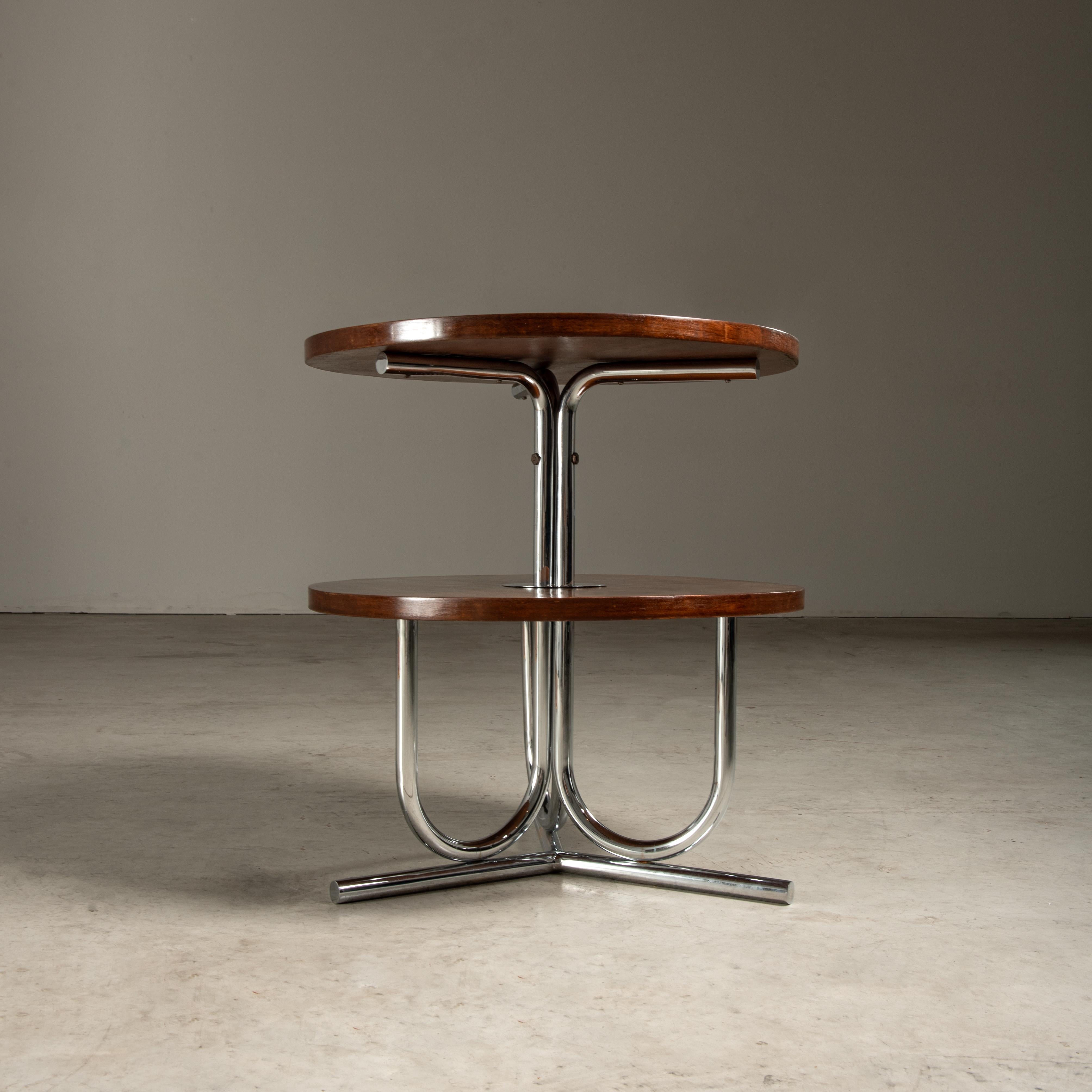 Cette table d'appoint exquise, conçue par le célèbre John Graz, est une pièce remarquable qui incarne la sophistication et l'élégance géométrique du mouvement Art déco, dont Graz lui-même a été l'un des pionniers dans le design brésilien. La table