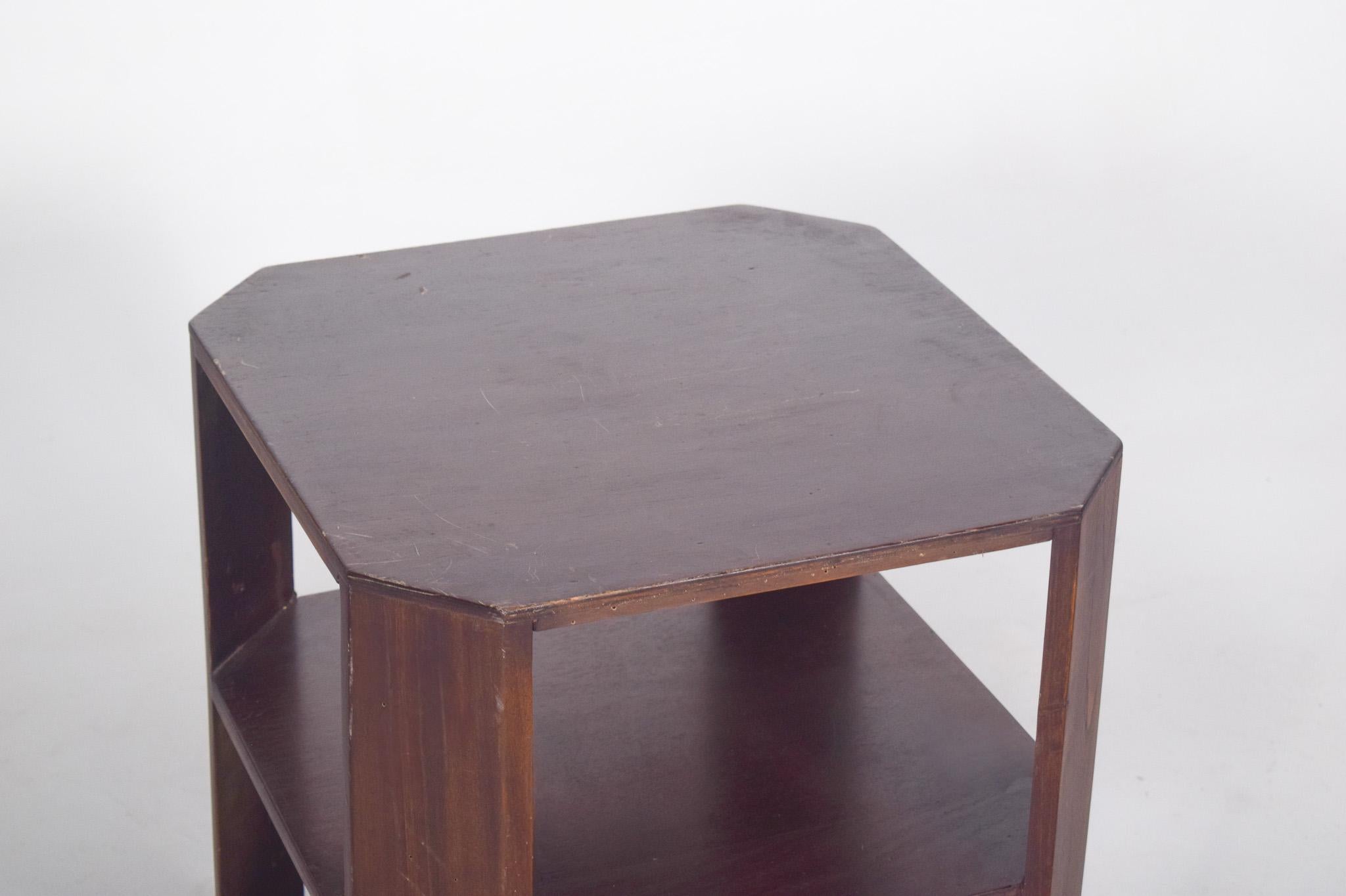 Art Deco Side Table in Walnut, 1920s For Sale 1