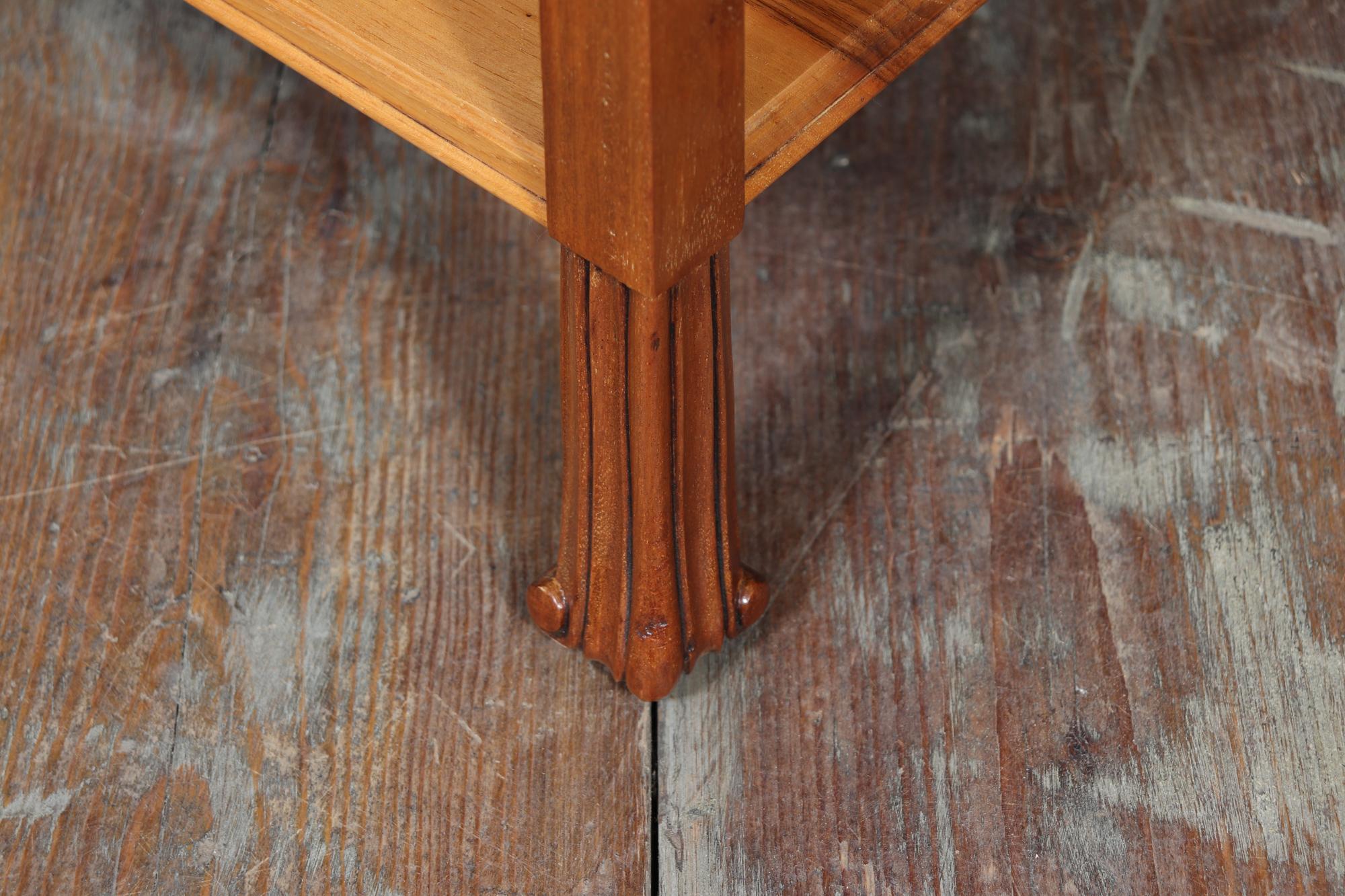 Table d'appoint Art déco en noyer en vente 4