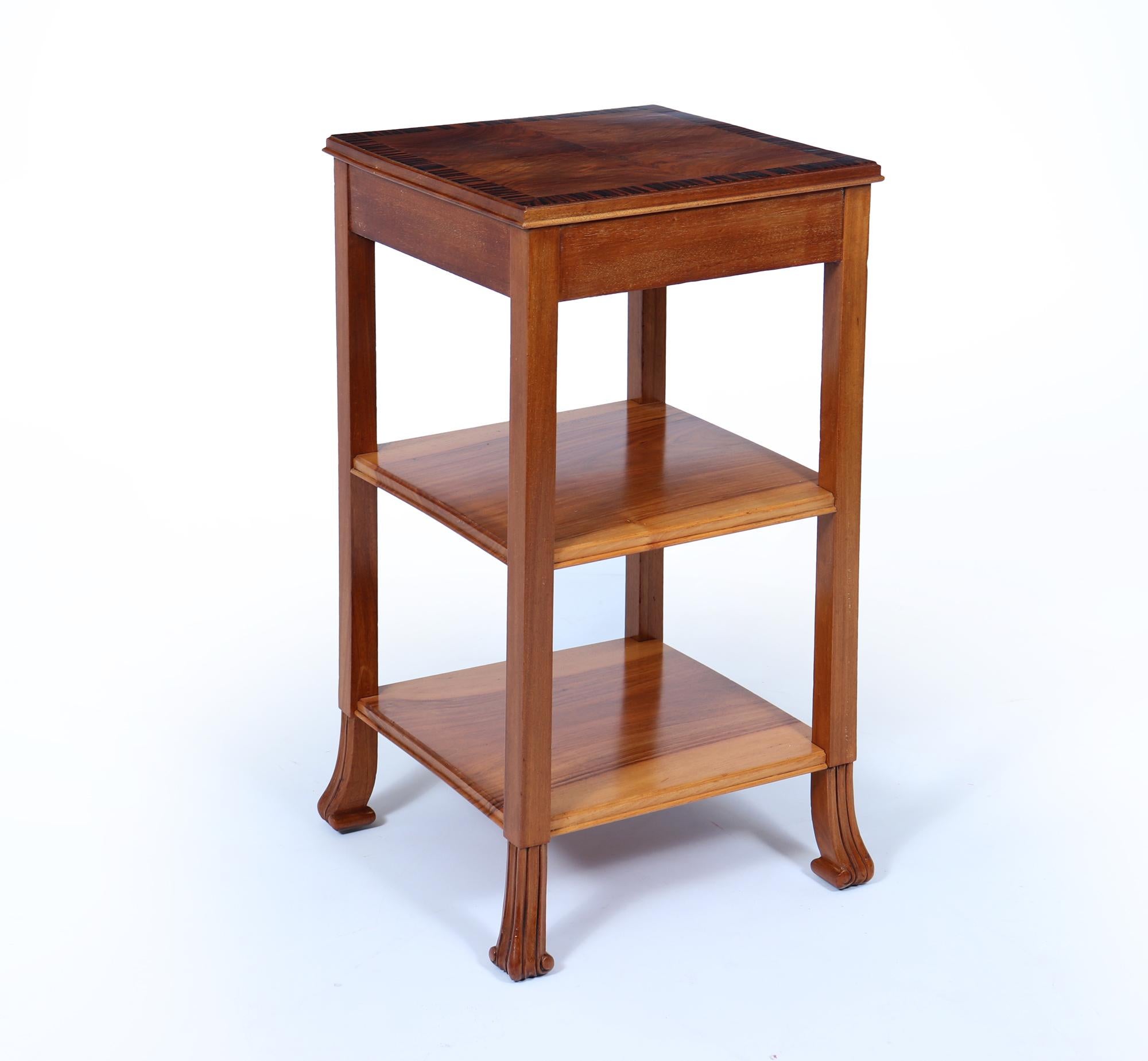 Britannique Table d'appoint Art déco en noyer en vente