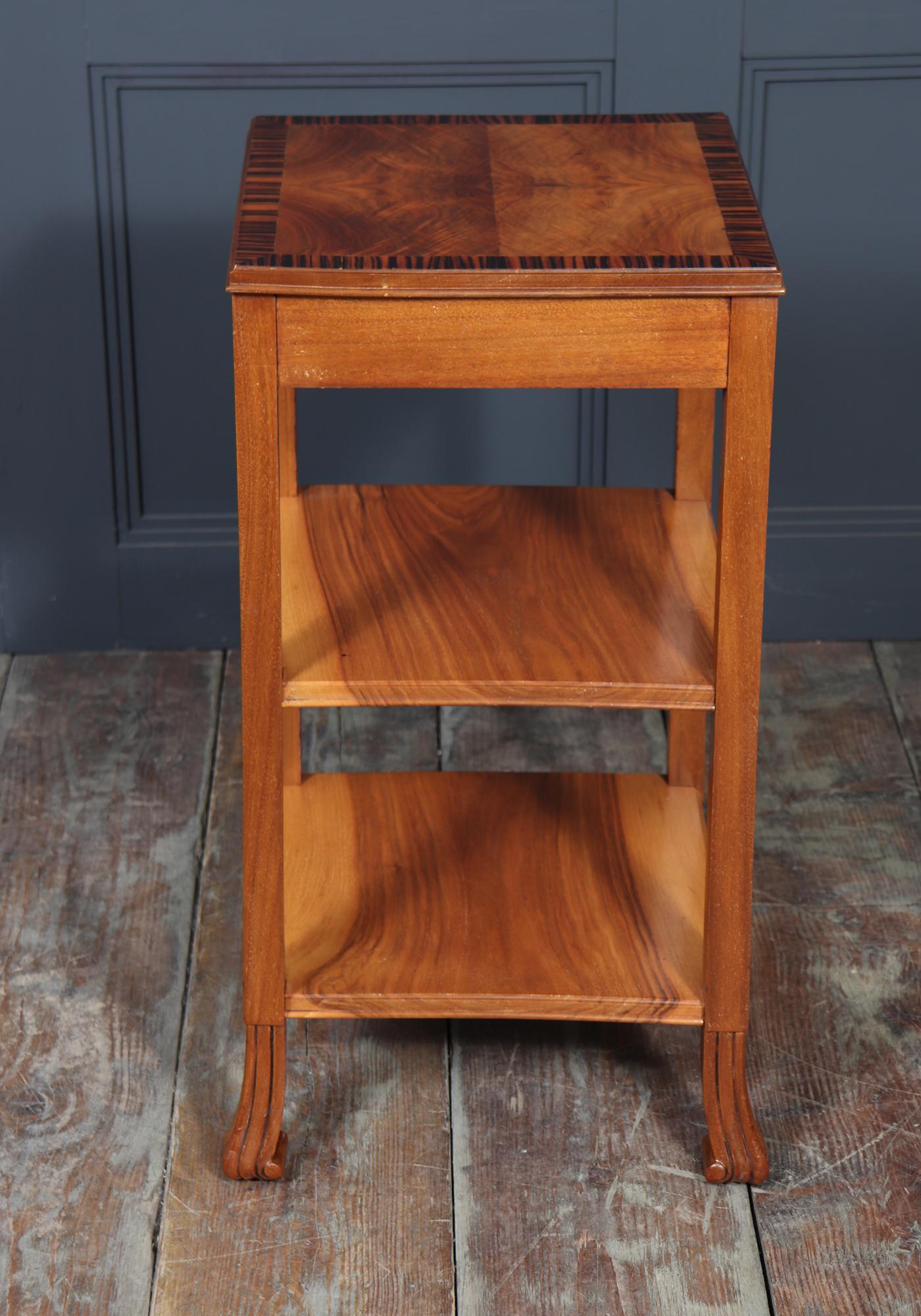 Milieu du XXe siècle Table d'appoint Art déco en noyer en vente